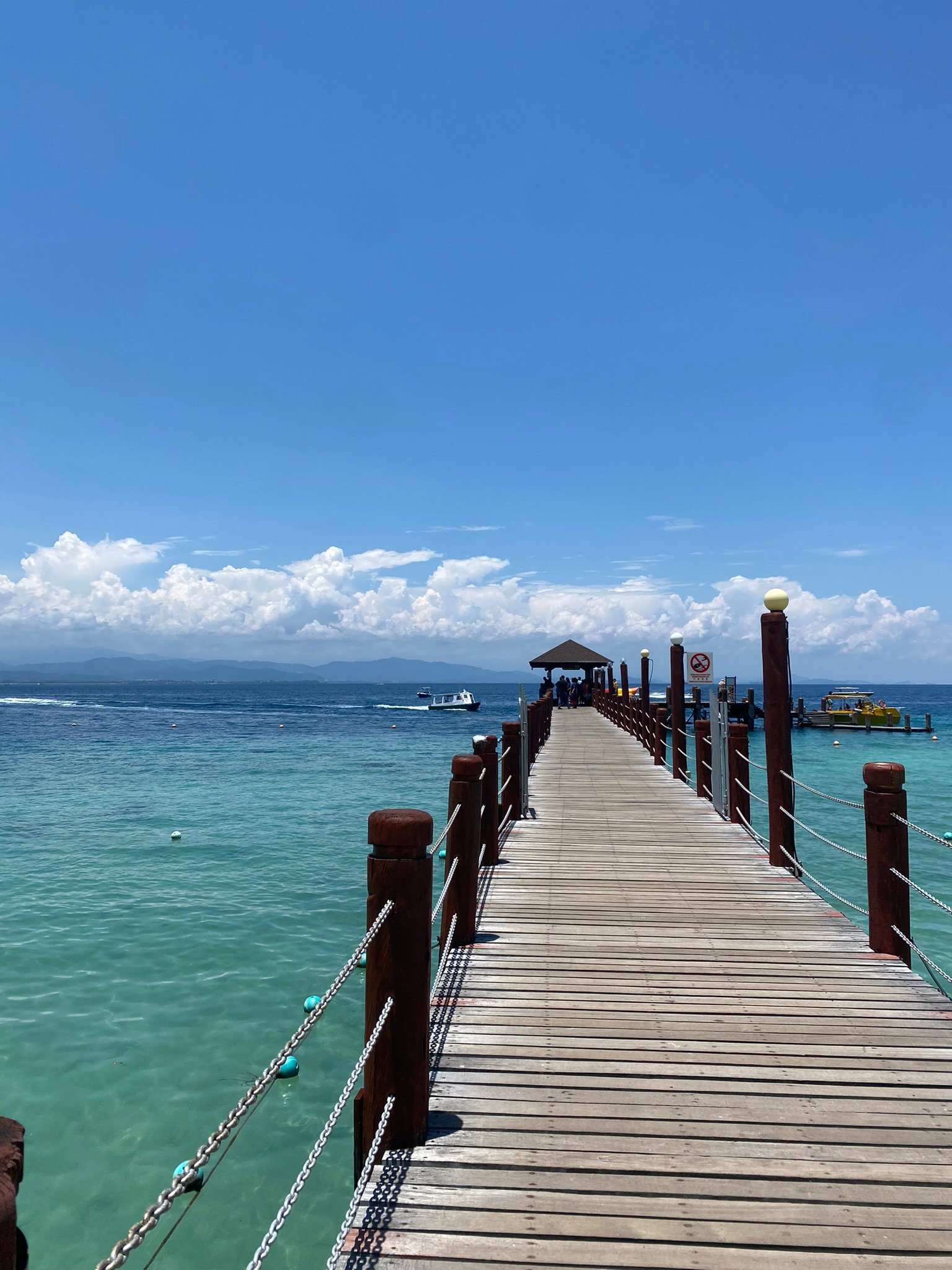 Explore the stunning Tunku Abdul Rahman Marine Park, a collection of tropical islands just off the coast of Kota Kinabalu. Known for crystal-clear waters, white sandy beaches, and vibrant coral reefs, this marine park is perfect for snorkeling, diving, and relaxing island escapes. Popular islands like Gaya, Manukan, and Sapi offer easy access and Muslim-friendly facilities, including halal food options and prayer spaces. Ideal for a day trip or short getaway, Tunku Marine Park combines natural beauty with convenience for every traveler.