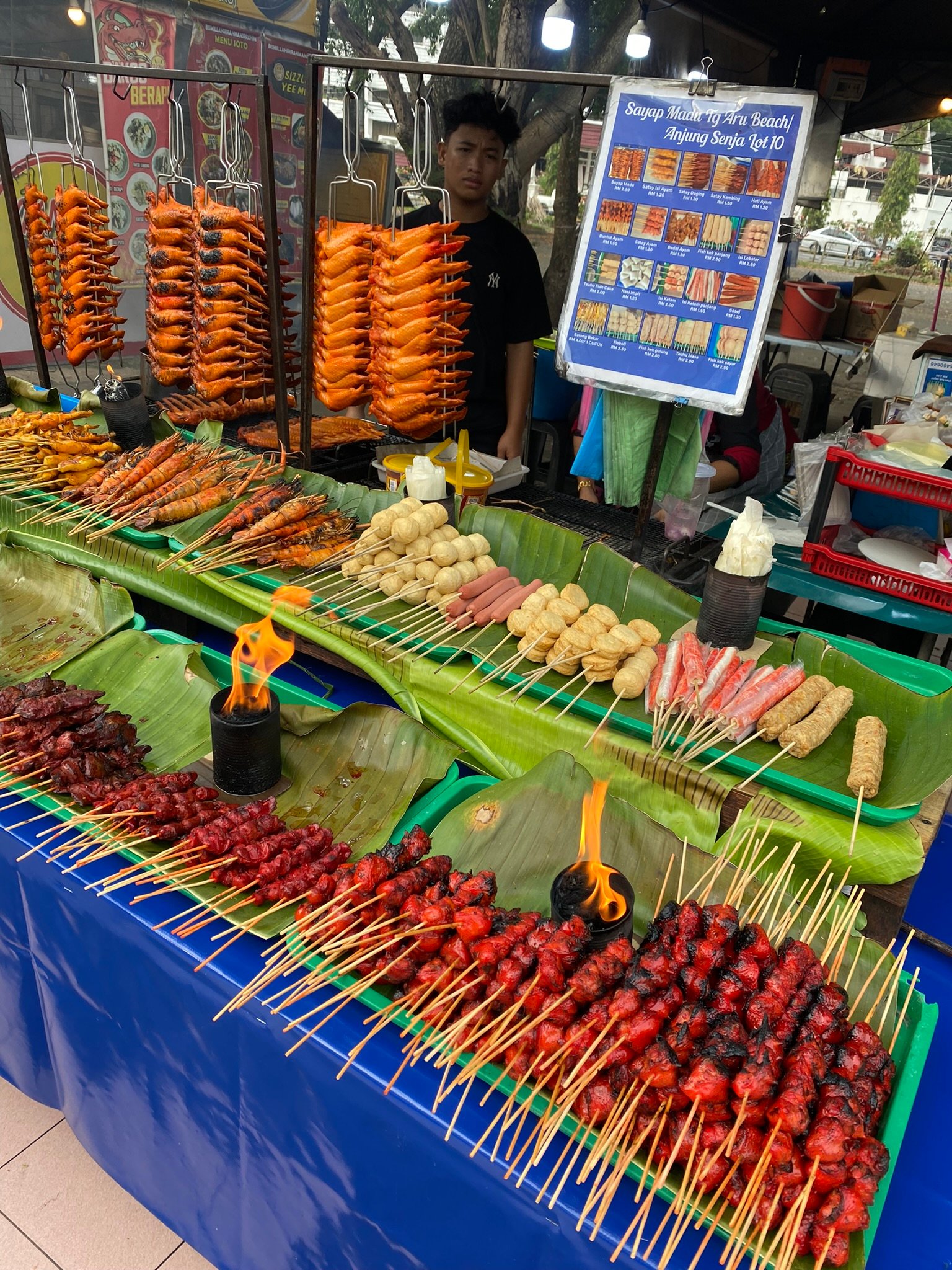 Experience breathtaking sunsets in Kota Kinabalu, where the sky transforms into vibrant shades of orange, pink, and purple over the South China Sea. Popular spots like Tanjung Aru Beach offer front-row views of one of Borneo’s most iconic sunset scenes. With its calm atmosphere, nearby halal food stalls, and easy access from the city, it’s a perfect Muslim-friendly way to end your day in Sabah.
