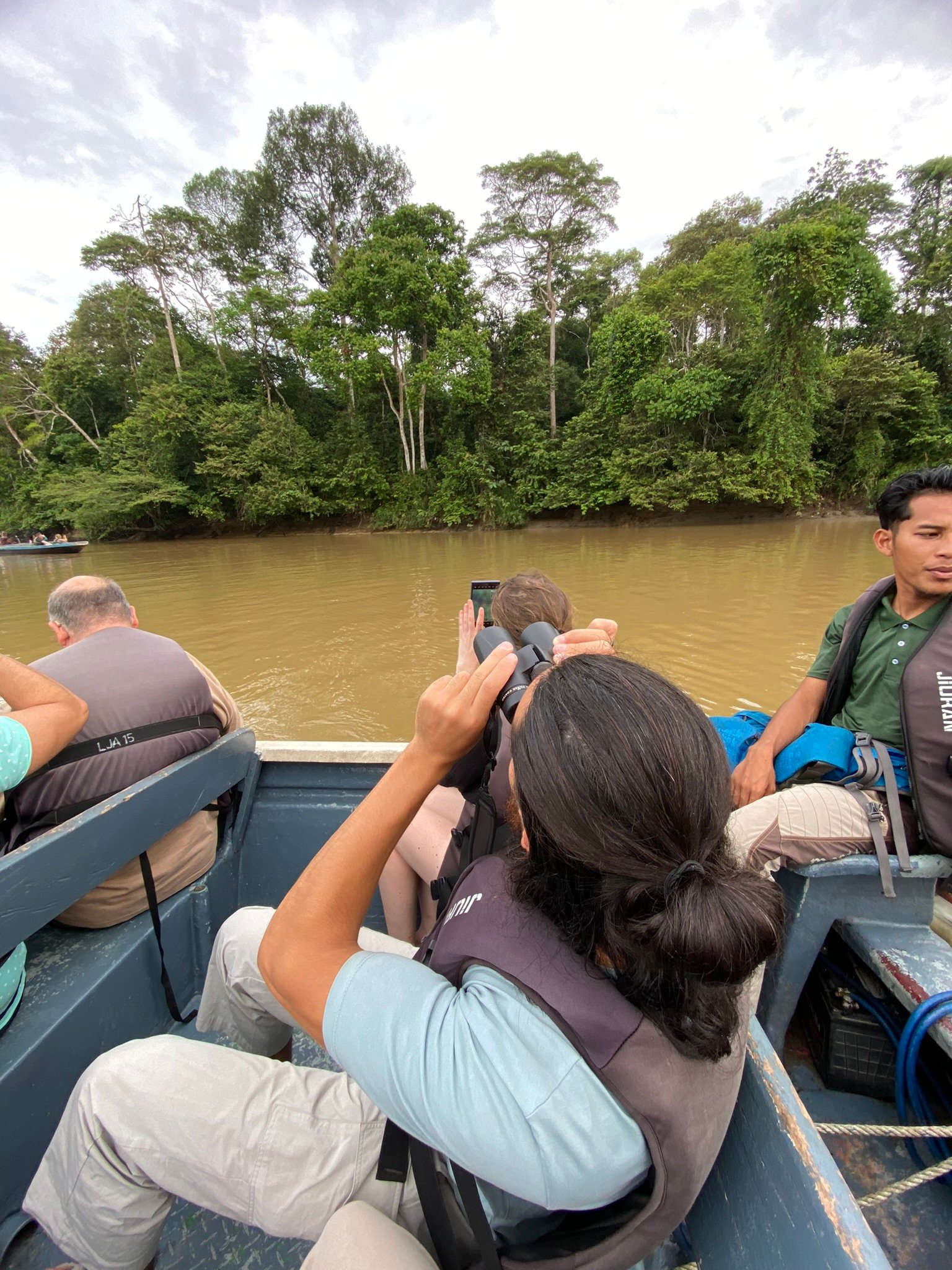Discover the wild beauty of the Kinabatangan River, one of Borneo’s top wildlife destinations. Cruise through lush rainforest and spot orangutans, proboscis monkeys, pygmy elephants, and exotic birdlife in their natural habitat. This iconic river offers unforgettable jungle adventures with guided safaris, eco-lodges, and Muslim-friendly travel options, including halal meals and prayer-friendly schedules—perfect for nature lovers exploring Borneo.