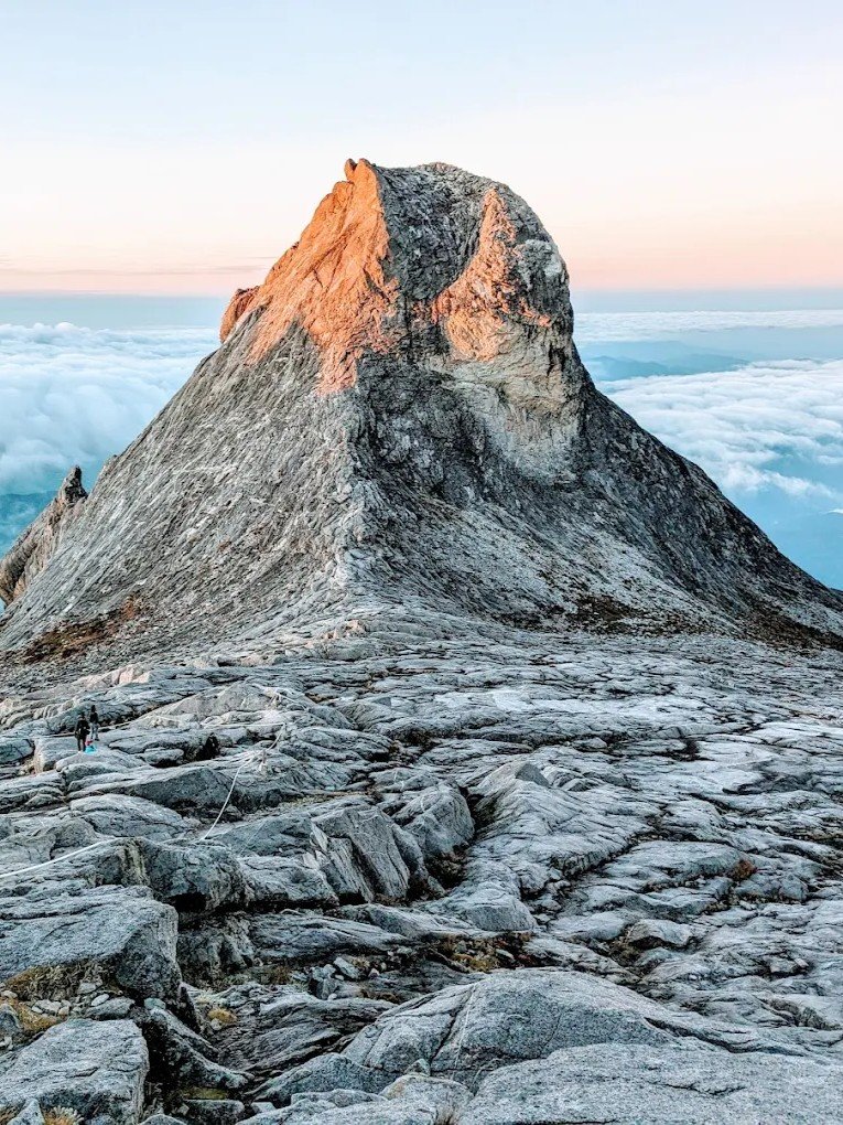 Discover the natural wonders of Kinabalu Park, home to the iconic Mount Kinabalu. This UNESCO-listed park is renowned for its rich biodiversity, scenic hiking trails, and cool mountain climate. Explore lush rainforest, unique النباتات, and diverse wildlife in one of Southeast Asia’s most important conservation areas. A perfect destination for eco-tourism and Muslim-friendly travel in Borneo, with accessible facilities and peaceful surroundings.