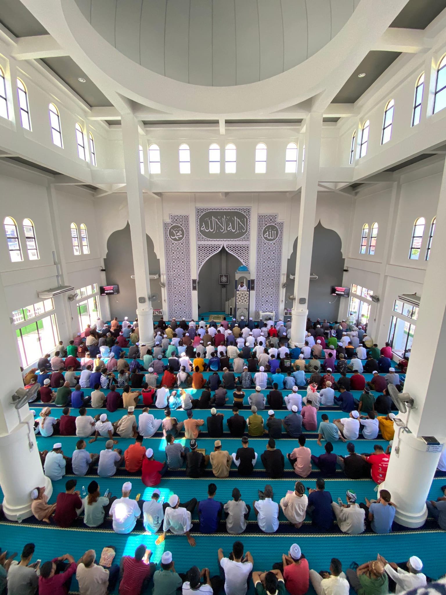 Visit Masjid Ar-Rahmaan, a welcoming local mosque offering a peaceful space for prayer and reflection. Known for its simple yet beautiful design, it serves the surrounding Muslim community and provides a convenient stop for travelers exploring Borneo. Ideal for Muslim-friendly travel, it allows you to stay connected to your daily prayers while discovering Sabah.