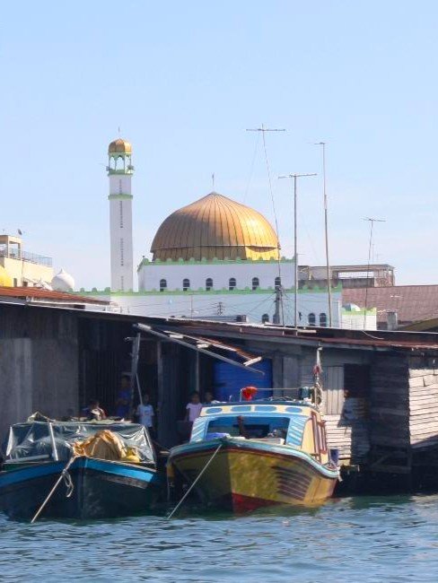 Visit Masjid Ar-Rahmaan, a welcoming local mosque offering a peaceful space for prayer and reflection. Known for its simple yet beautiful design, it serves the surrounding Muslim community and provides a convenient stop for travelers exploring Borneo. Ideal for Muslim-friendly travel, it allows you to stay connected to your daily prayers while discovering Sabah.