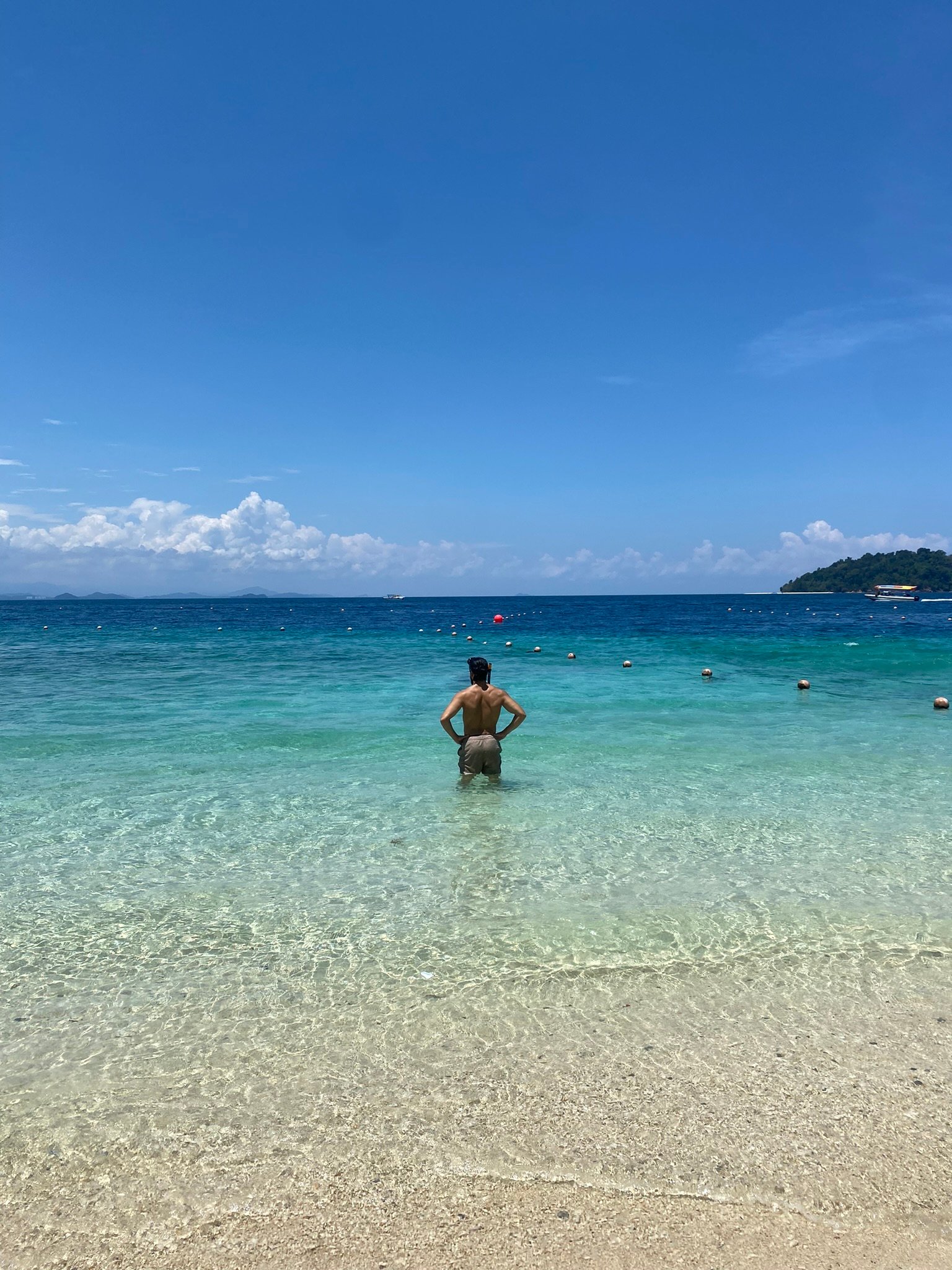 Enjoy unforgettable snorkeling in Borneo’s crystal-clear waters, especially around Semporna and the islands of Tunku Abdul Rahman Marine Park. Discover vibrant coral reefs, tropical fish, and sea turtles in some of Southeast Asia’s richest marine ecosystems. Perfect for beginners and experienced snorkelers alike, Borneo offers calm المياه and guided tours, with many Muslim-friendly options including halal meals and convenient facilities.