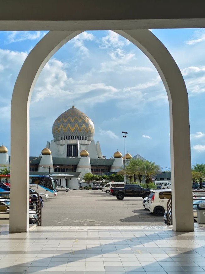 Visit the impressive Sabah State Mosque, one of the most beautiful Islamic landmarks in Kota Kinabalu. Known for its striking gold dome and elegant design inspired by contemporary Islamic architecture, the mosque offers a peaceful atmosphere for prayer and reflection. Surrounded by landscaped gardens and a large lagoon, it is a must-see for Muslim travelers exploring Sabah, combining spirituality with cultural heritage.