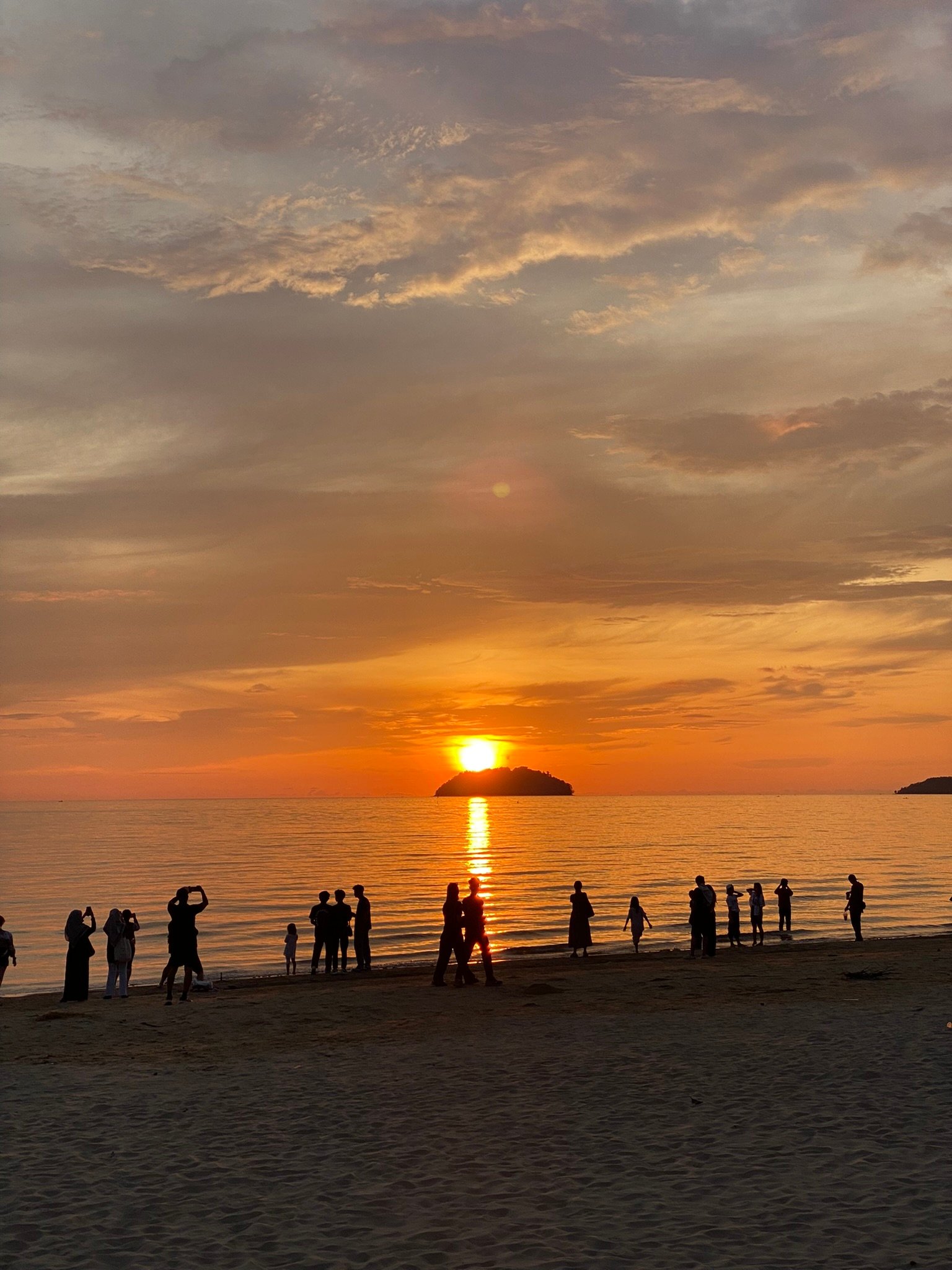Experience breathtaking sunsets in Kota Kinabalu, where the sky transforms into vibrant shades of orange, pink, and purple over the South China Sea. Popular spots like Tanjung Aru Beach offer front-row views of one of Borneo’s most iconic sunset scenes. With its calm atmosphere, nearby halal food stalls, and easy access from the city, it’s a perfect Muslim-friendly way to end your day in Sabah.