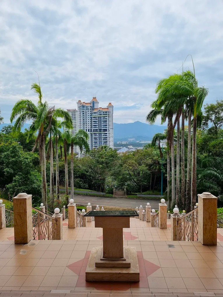 Visit the beautiful Universiti Malaysia Sabah Mosque, located within the scenic campus of Universiti Malaysia Sabah. Overlooking the South China Sea, this mosque is known for its modern white architecture, grand domes, and peaceful coastal setting. A hidden gem in Kota Kinabalu, it offers a serene space for prayer and reflection, making it a perfect stop for Muslim-friendly travel in Borneo.