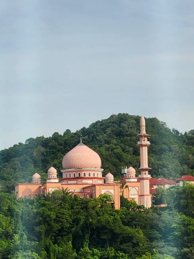Visit the beautiful Universiti Malaysia Sabah Mosque, located within the scenic campus of Universiti Malaysia Sabah. Overlooking the South China Sea, this mosque is known for its modern white architecture, grand domes, and peaceful coastal setting. A hidden gem in Kota Kinabalu, it offers a serene space for prayer and reflection, making it a perfect stop for Muslim-friendly travel in Borneo.