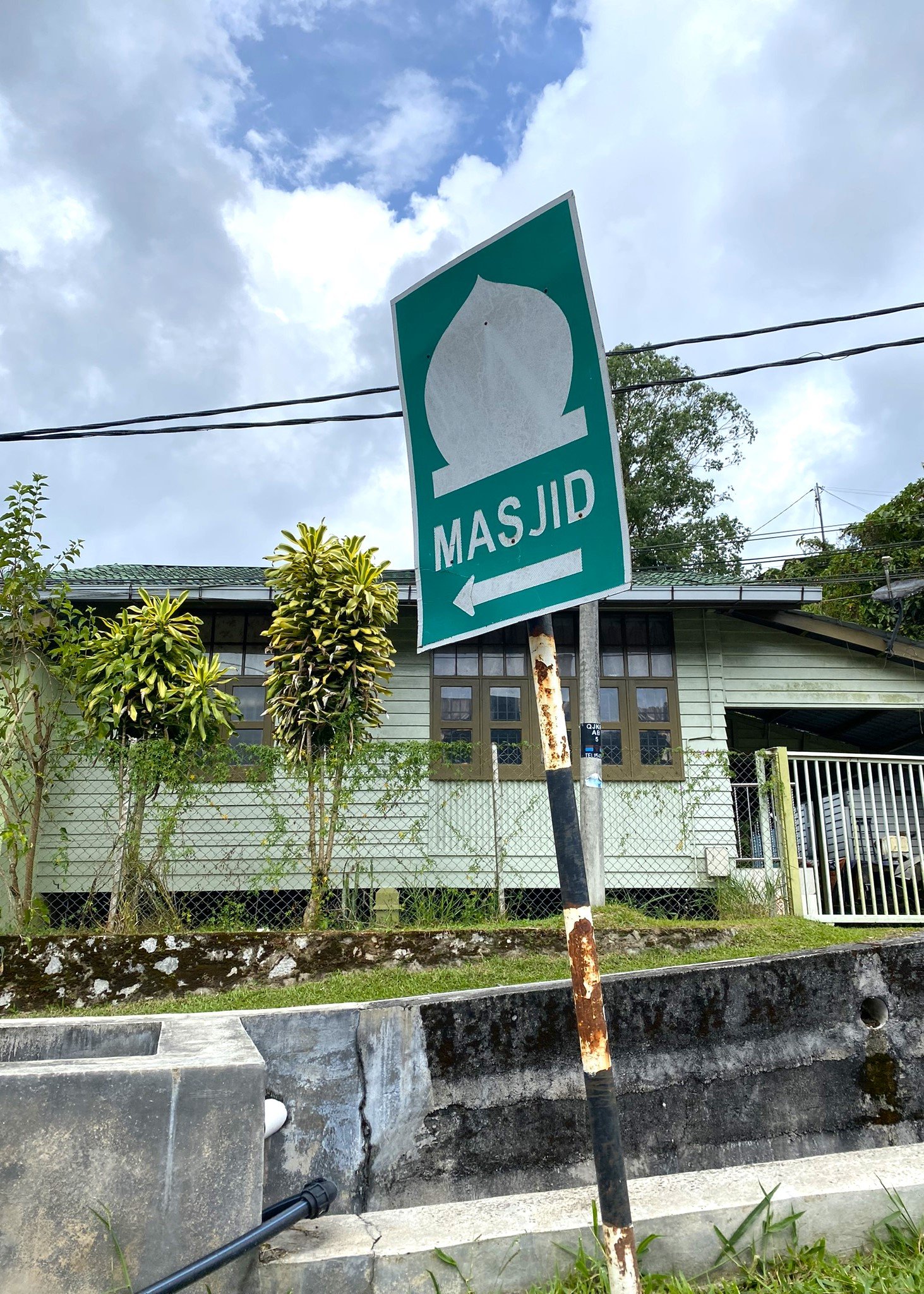 Cameron Highlands has several mosques and prayer facilities, mainly located in Tanah Rata and Brinchang. Muslim travelers can easily find places to pray while exploring the highlands, including local mosques near main attractions and town areas. This makes Cameron Highlands a convenient and Muslim-friendly destination in Malaysia.