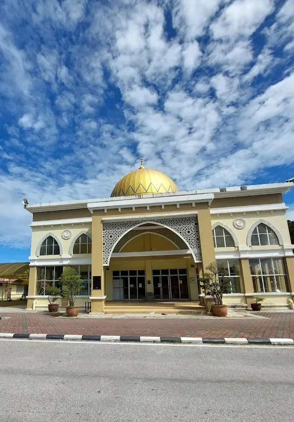 Cameron Highlands has several mosques and prayer facilities, mainly located in Tanah Rata and Brinchang. Muslim travelers can easily find places to pray while exploring the highlands, including local mosques near main attractions and town areas. This makes Cameron Highlands a convenient and Muslim-friendly destination in Malaysia.