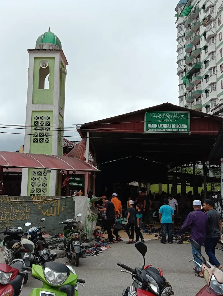 Cameron Highlands has several mosques and prayer facilities, mainly located in Tanah Rata and Brinchang. Muslim travelers can easily find places to pray while exploring the highlands, including local mosques near main attractions and town areas. This makes Cameron Highlands a convenient and Muslim-friendly destination in Malaysia.