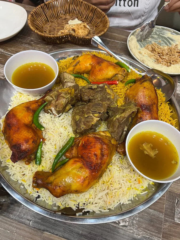 Cameron Highlands offers a good selection of halal restaurants, especially in Tanah Rata and Brinchang. Muslim travelers can enjoy local Malaysian dishes, Asian cuisine, and simple Western meals prepared according to halal standards. The cool climate and relaxed atmosphere make dining in Cameron Highlands comfortable and family-friendly.