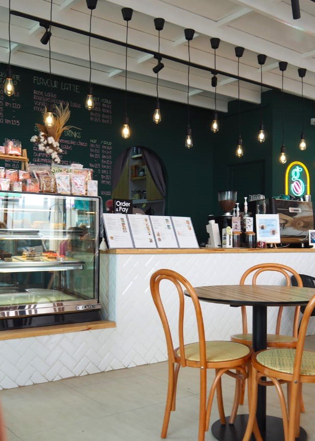 Cameron Highlands offers a good selection of halal restaurants, especially in Tanah Rata and Brinchang. Muslim travelers can enjoy local Malaysian dishes, Asian cuisine, and simple Western meals prepared according to halal standards. The cool climate and relaxed atmosphere make dining in Cameron Highlands comfortable and family-friendly.