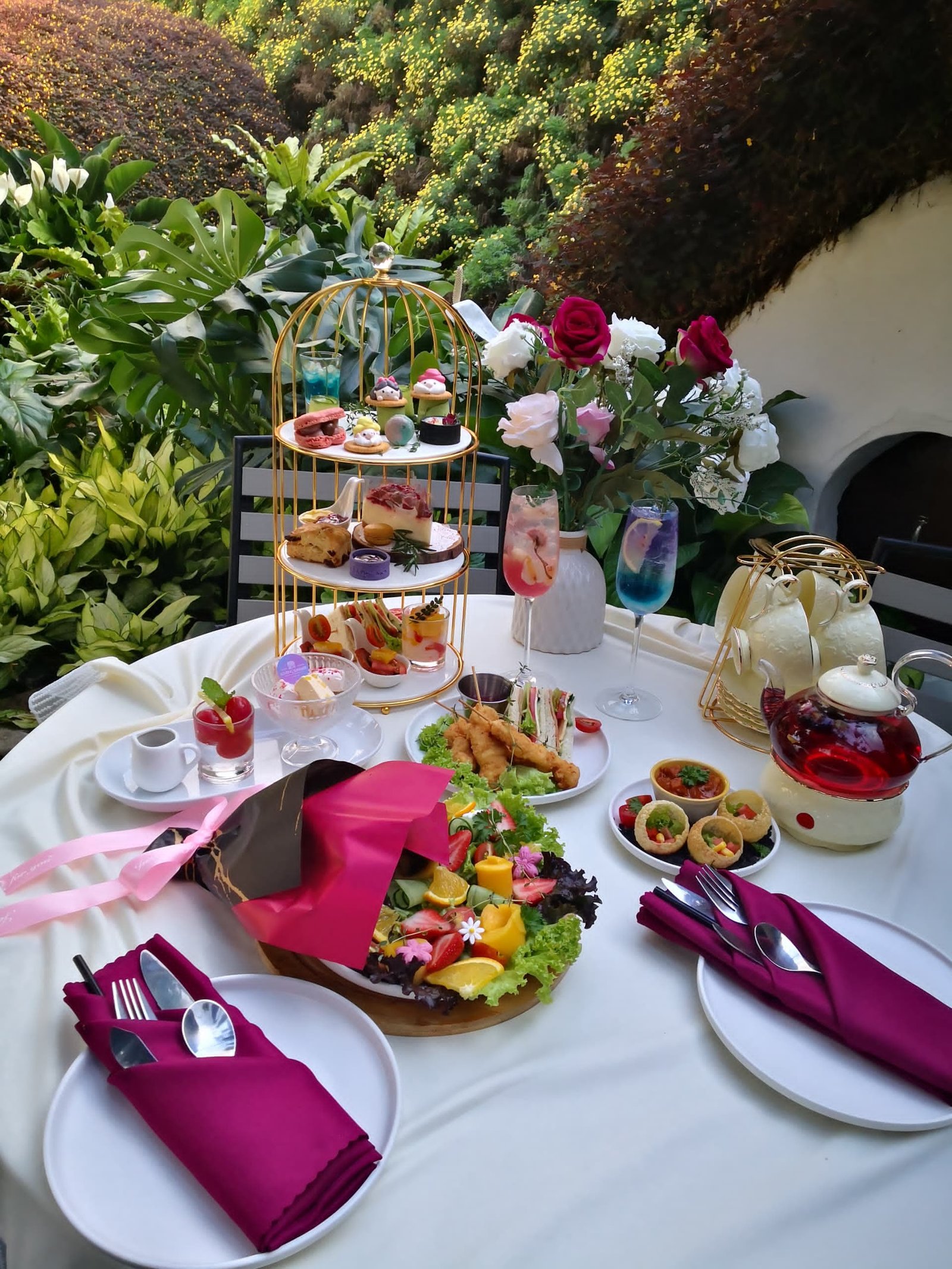 Cameron Highlands offers a good selection of halal restaurants, especially in Tanah Rata and Brinchang. Muslim travelers can enjoy local Malaysian dishes, Asian cuisine, and simple Western meals prepared according to halal standards. The cool climate and relaxed atmosphere make dining in Cameron Highlands comfortable and family-friendly.