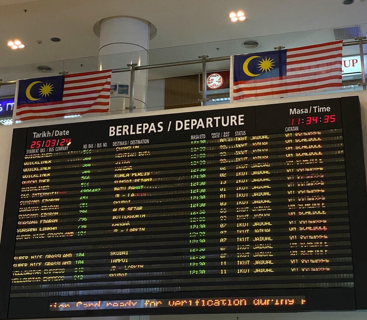 Cameron Highlands is easily accessible from Kuala Lumpur by bus or car. Direct buses run daily from Kuala Lumpur to Tanah Rata and Brinchang, offering an affordable and comfortable option for travelers. Driving to Cameron Highlands takes around 3.5 to 4 hours and provides scenic mountain views along the way. Shared taxis and private transfers are also available, making it convenient for visitors who prefer a flexible and hassle-free journey.