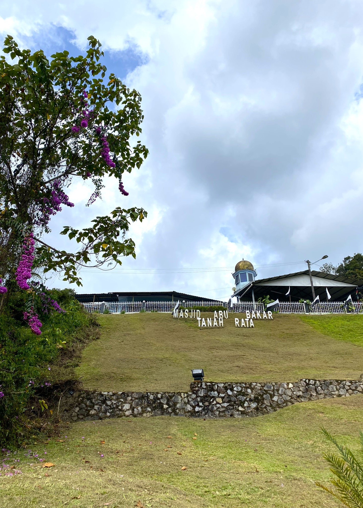 Cameron Highlands has several mosques and prayer facilities, mainly located in Tanah Rata and Brinchang. Muslim travelers can easily find places to pray while exploring the highlands, including local mosques near main attractions and town areas. This makes Cameron Highlands a convenient and Muslim-friendly destination in Malaysia.