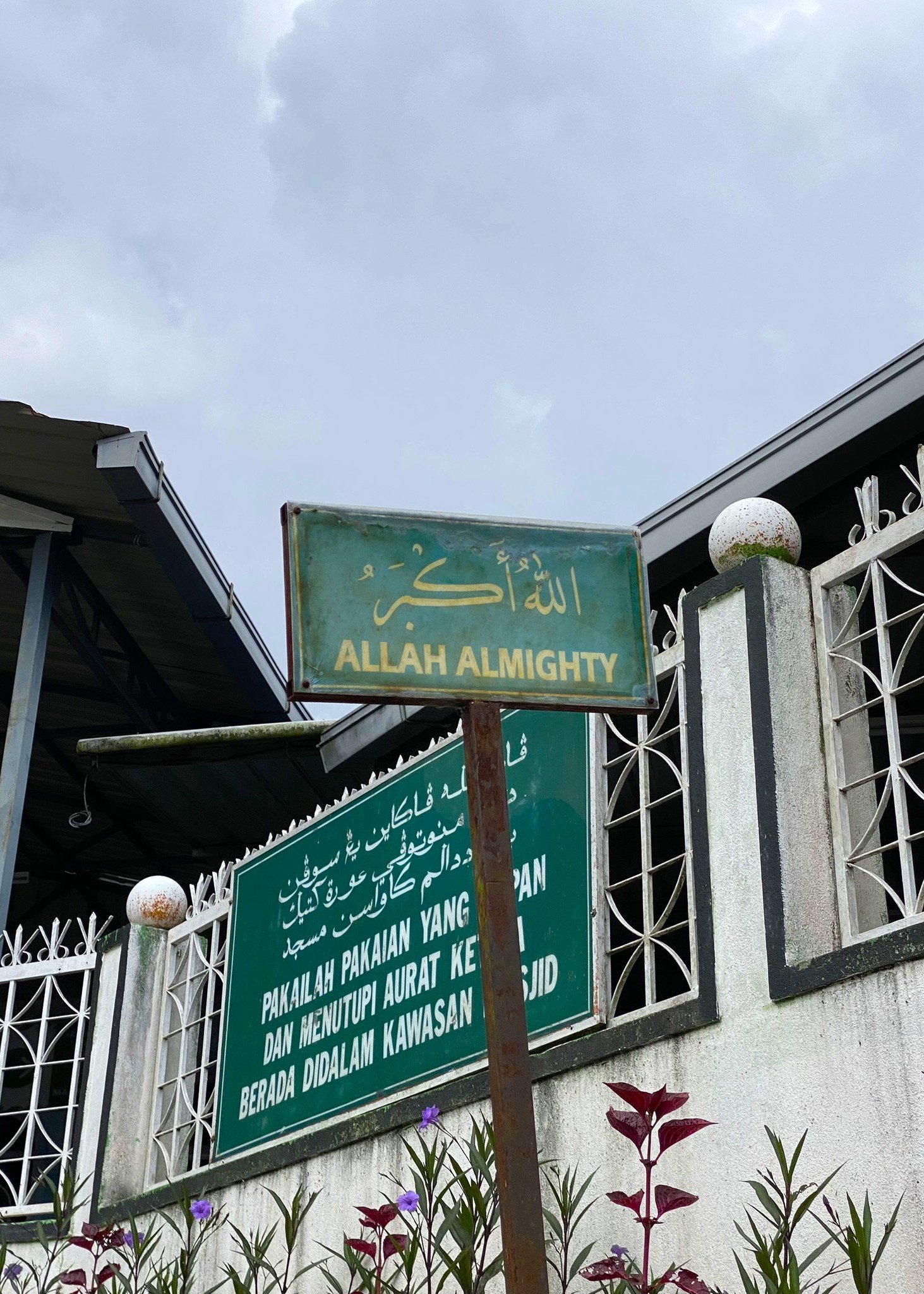 Cameron Highlands has several mosques and prayer facilities, mainly located in Tanah Rata and Brinchang. Muslim travelers can easily find places to pray while exploring the highlands, including local mosques near main attractions and town areas. This makes Cameron Highlands a convenient and Muslim-friendly destination in Malaysia.