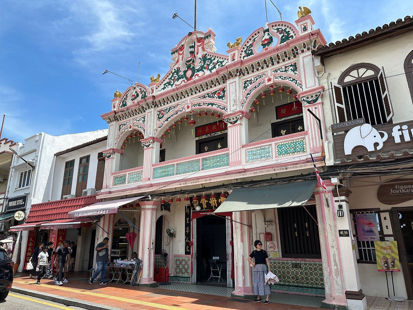 Melaka (Malacca) is a UNESCO World Heritage city in Malaysia, perfect for Muslim travelers. Explore historic sites like Jonker Street, A Famosa, and the Melaka River Cruise while enjoying easy access to halal food and Muslim-friendly hotels. Mosques such as Masjid Kampung Kling and Masjid Selat Melaka make Melaka an ideal destination for a cultural and halal-friendly city trip.