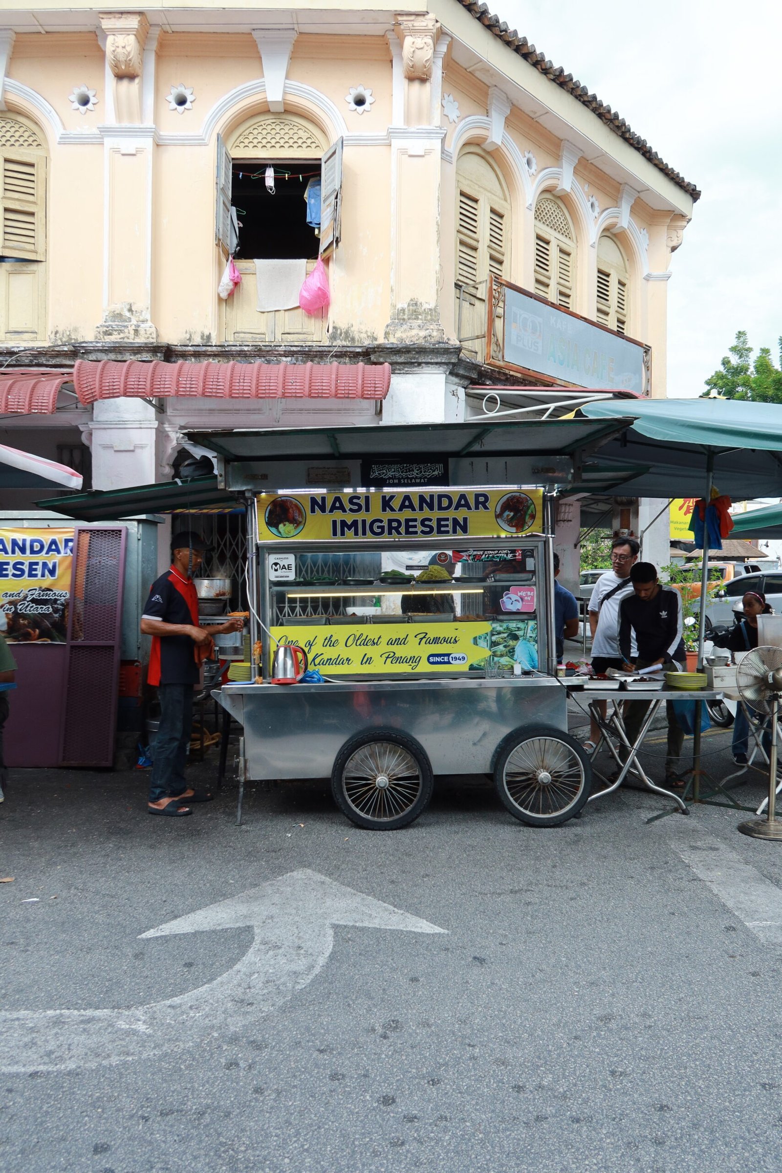 Penang offers a diverse restaurant scene with plenty of halal and Muslim-friendly options across the island. In George Town, you’ll find famous nasi kandar spots, Malay restaurants, Middle Eastern cuisine, and modern cafés. Seafood restaurants are popular along the coast, while shopping areas near Gurney Drive feature casual dining and upscale eateries. Whether you’re looking for local Malaysian dishes or international cuisine, Penang has restaurants to suit every taste.