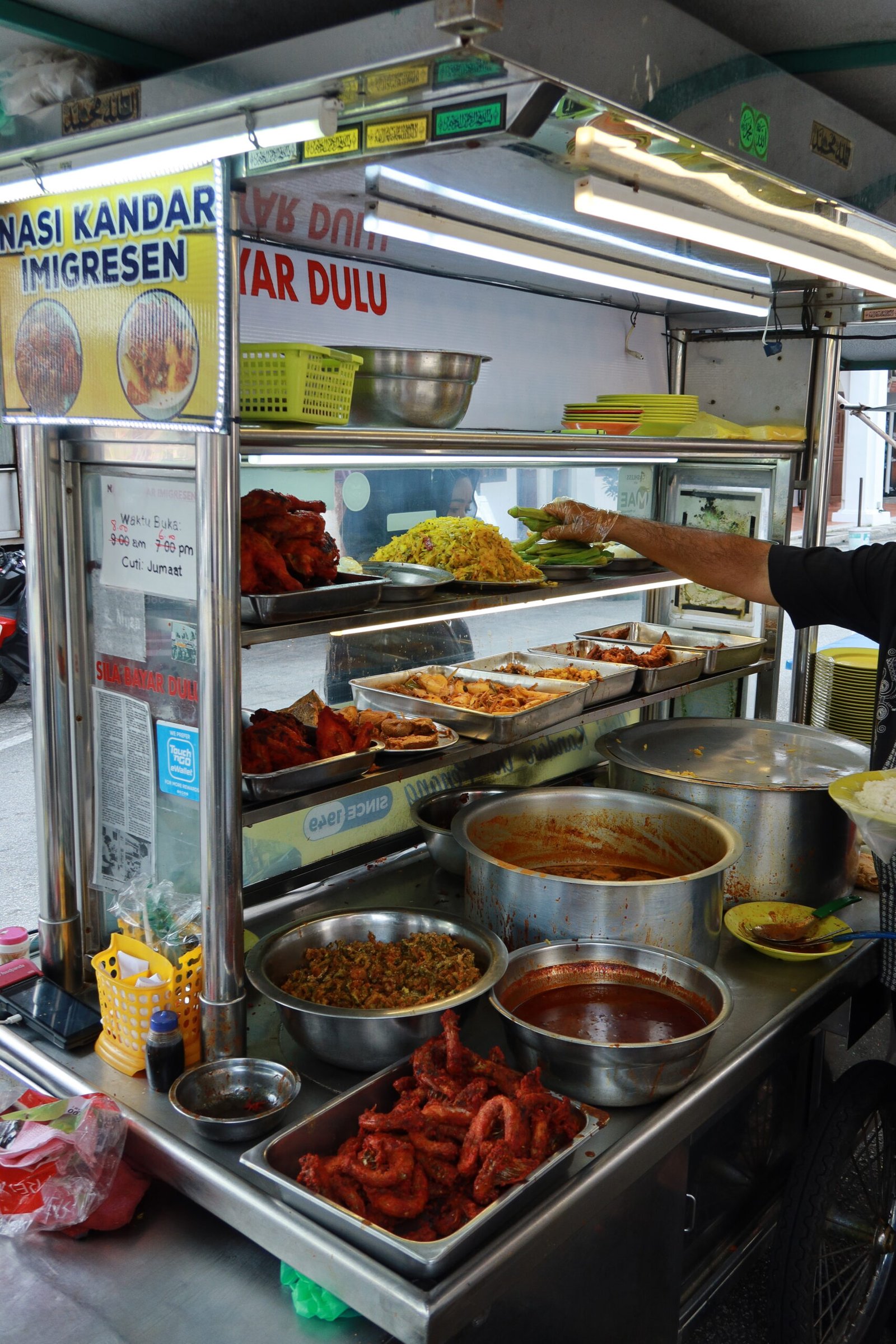 Penang offers a diverse restaurant scene with plenty of halal and Muslim-friendly options across the island. In George Town, you’ll find famous nasi kandar spots, Malay restaurants, Middle Eastern cuisine, and modern cafés. Seafood restaurants are popular along the coast, while shopping areas near Gurney Drive feature casual dining and upscale eateries. Whether you’re looking for local Malaysian dishes or international cuisine, Penang has restaurants to suit every taste.