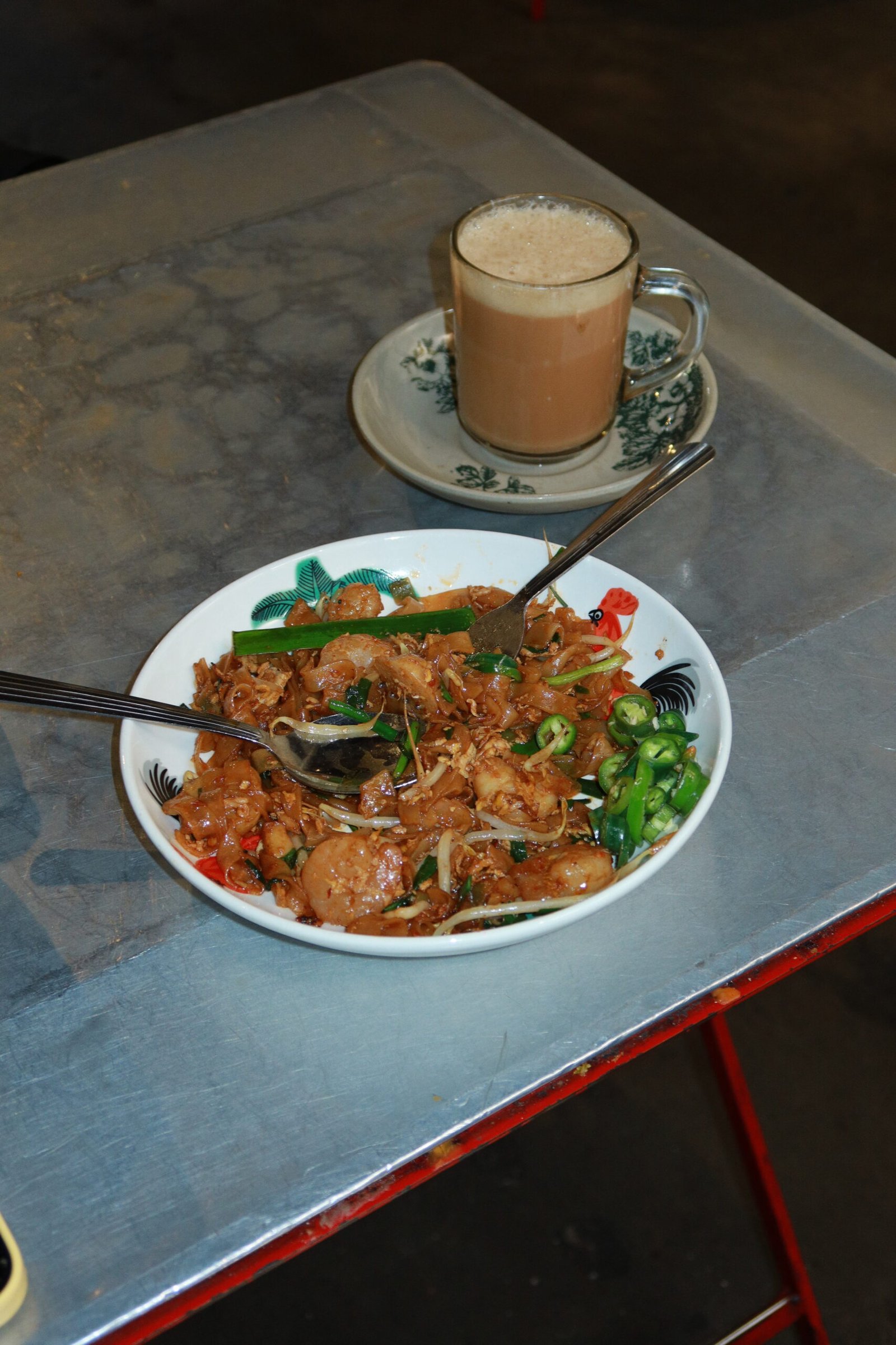 Penang offers a diverse restaurant scene with plenty of halal and Muslim-friendly options across the island. In George Town, you’ll find famous nasi kandar spots, Malay restaurants, Middle Eastern cuisine, and modern cafés. Seafood restaurants are popular along the coast, while shopping areas near Gurney Drive feature casual dining and upscale eateries. Whether you’re looking for local Malaysian dishes or international cuisine, Penang has restaurants to suit every taste.