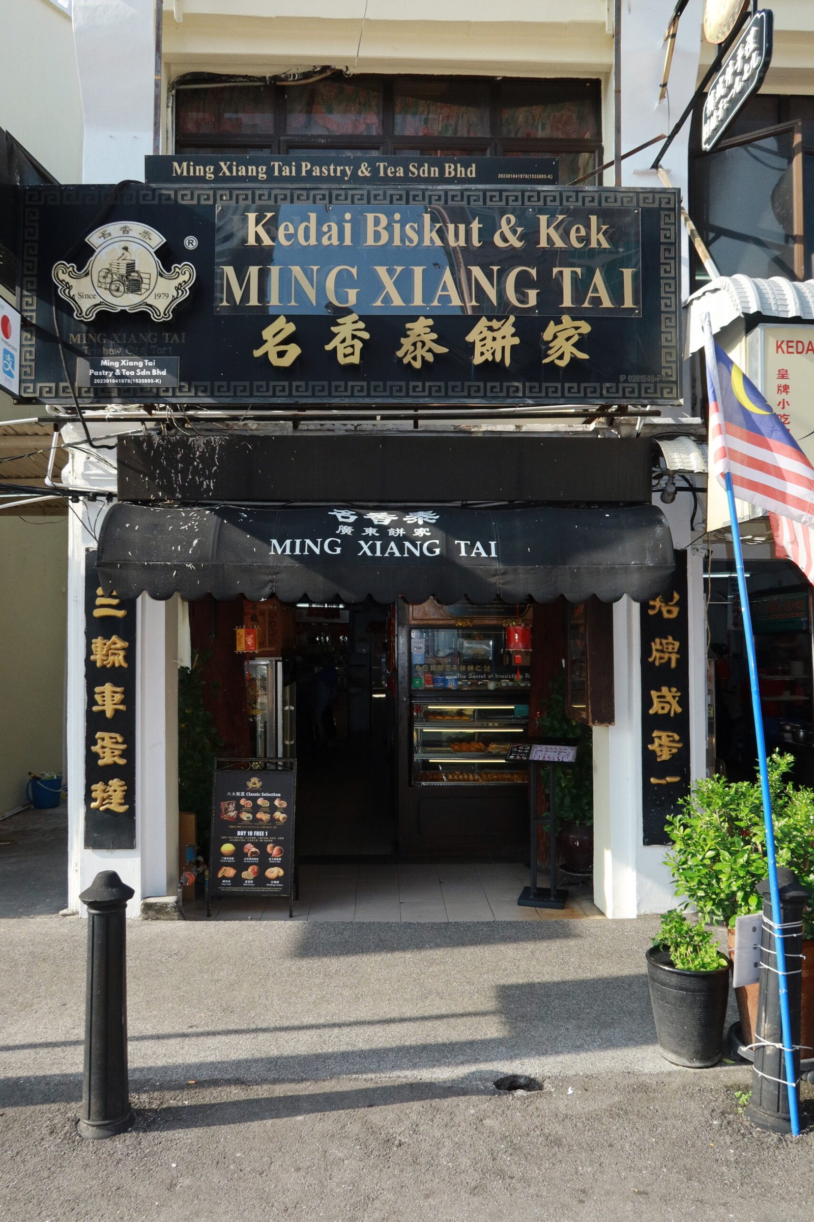 Penang offers a diverse restaurant scene with plenty of halal and Muslim-friendly options across the island. In George Town, you’ll find famous nasi kandar spots, Malay restaurants, Middle Eastern cuisine, and modern cafés. Seafood restaurants are popular along the coast, while shopping areas near Gurney Drive feature casual dining and upscale eateries. Whether you’re looking for local Malaysian dishes or international cuisine, Penang has restaurants to suit every taste.