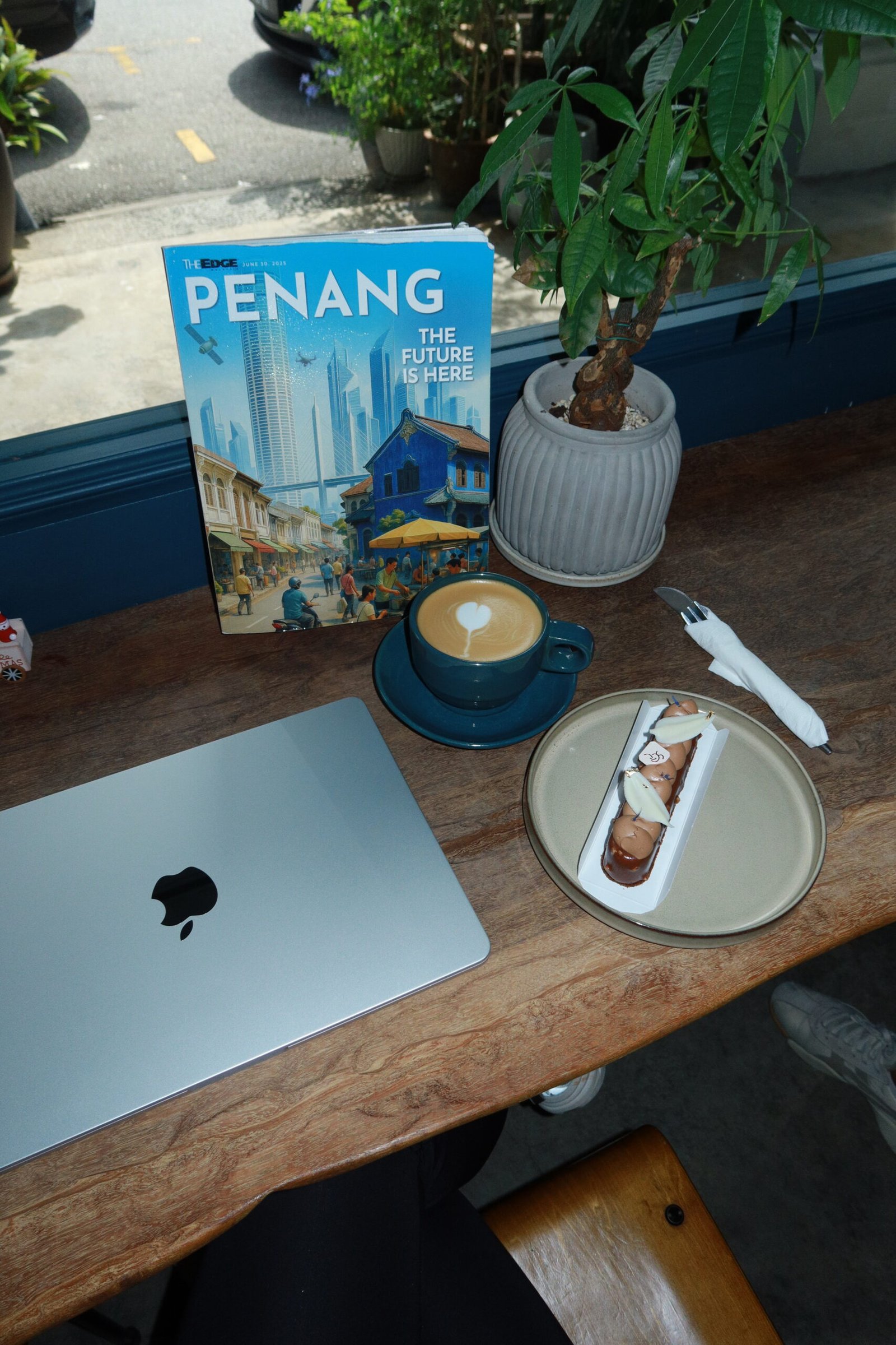 Penang offers a diverse restaurant scene with plenty of halal and Muslim-friendly options across the island. In George Town, you’ll find famous nasi kandar spots, Malay restaurants, Middle Eastern cuisine, and modern cafés. Seafood restaurants are popular along the coast, while shopping areas near Gurney Drive feature casual dining and upscale eateries. Whether you’re looking for local Malaysian dishes or international cuisine, Penang has restaurants to suit every taste.