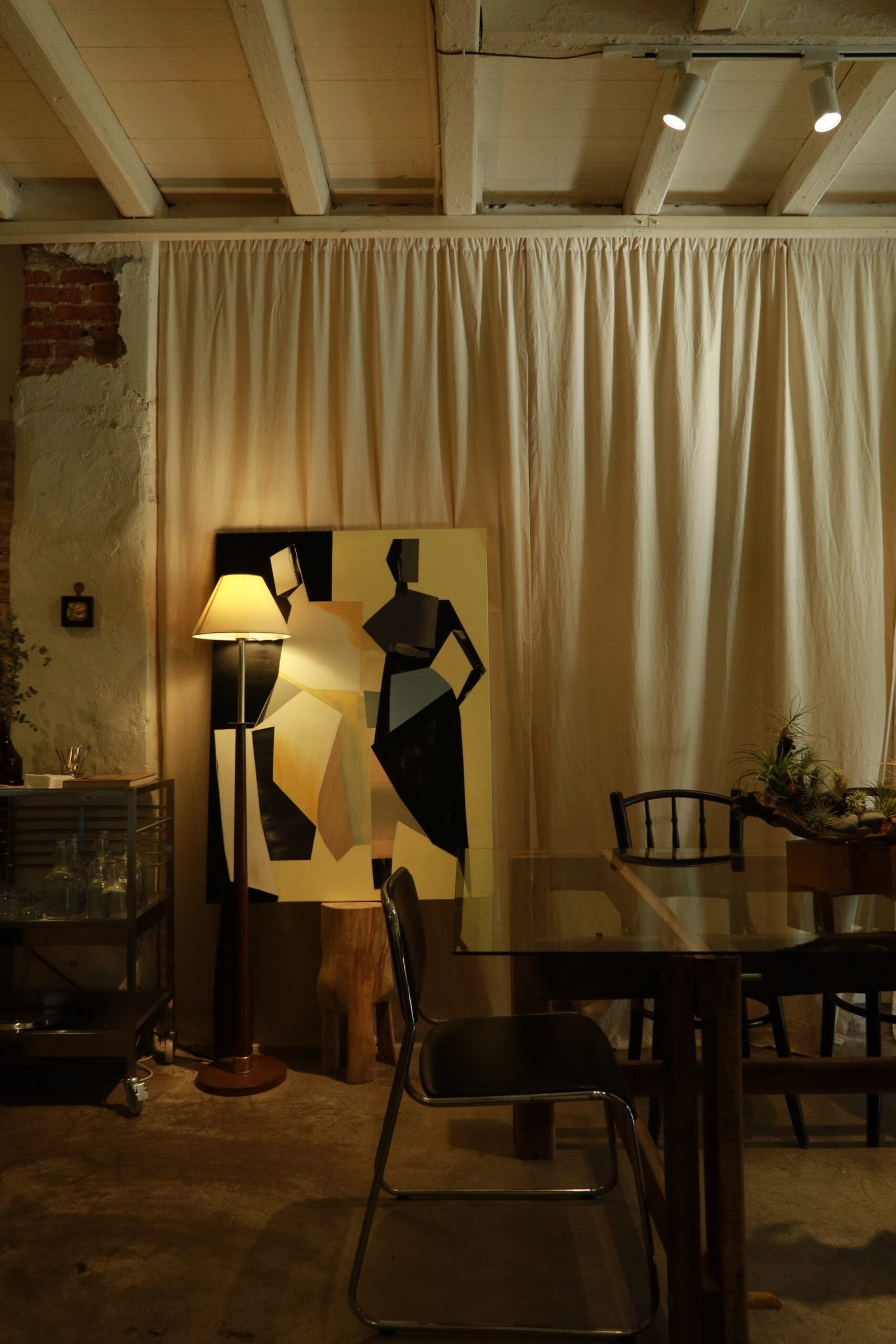 Penang offers a diverse restaurant scene with plenty of halal and Muslim-friendly options across the island. In George Town, you’ll find famous nasi kandar spots, Malay restaurants, Middle Eastern cuisine, and modern cafés. Seafood restaurants are popular along the coast, while shopping areas near Gurney Drive feature casual dining and upscale eateries. Whether you’re looking for local Malaysian dishes or international cuisine, Penang has restaurants to suit every taste.