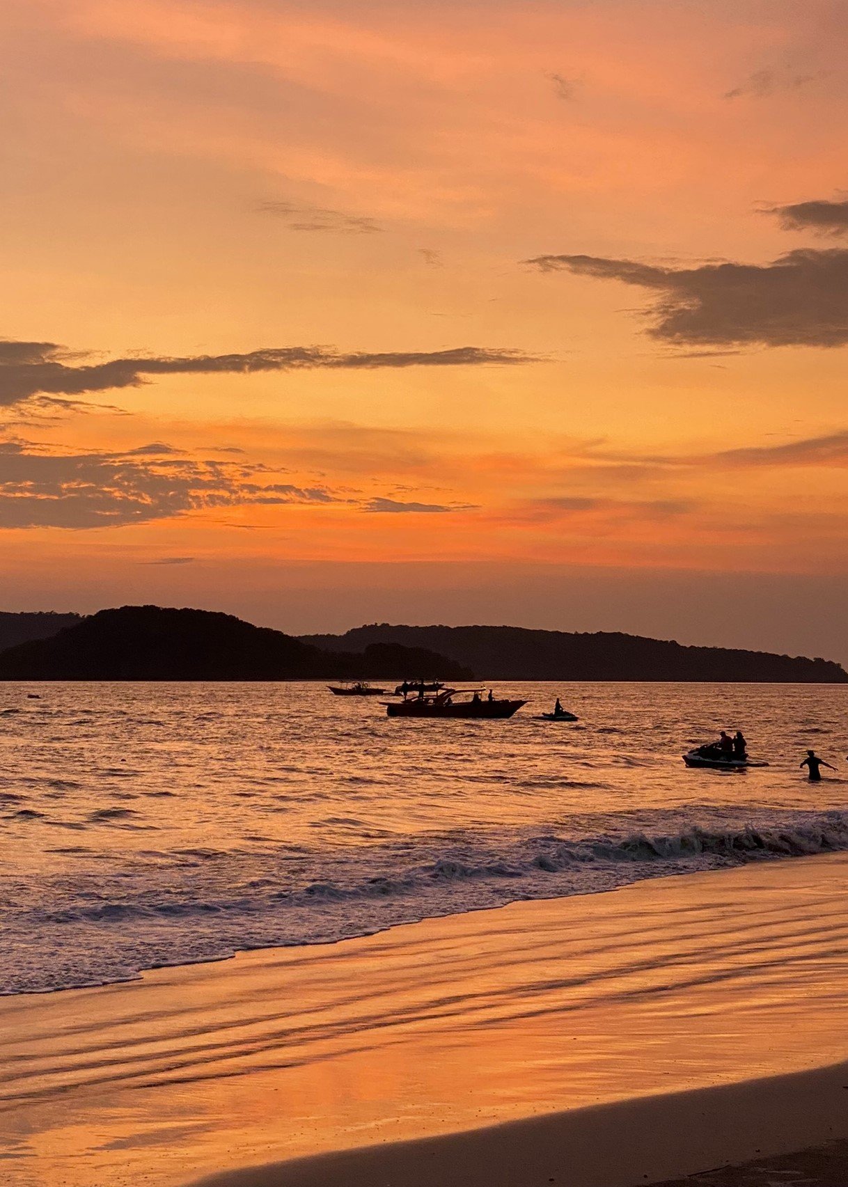 Langkawi’s beaches offer a relaxed and Muslim-friendly atmosphere, with clean shores, family-friendly vibes, and halal food options nearby. Popular beaches like Pantai Cenang and Tanjung Rhu are perfect for a peaceful halal-friendly beach getaway.