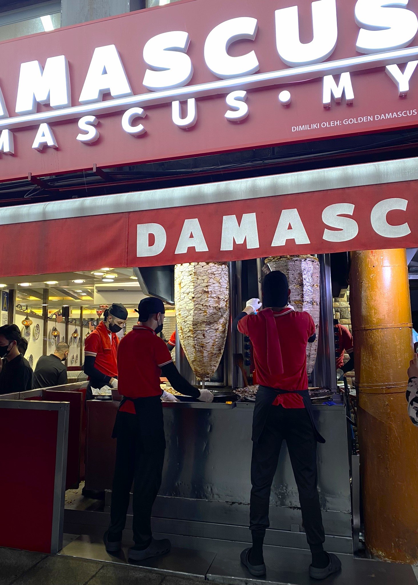 Bukit Bintang is Kuala Lumpur’s most vibrant shopping and entertainment district, filled with modern malls, trendy cafés and busy streets perfect for day and night exploring. Muslim travellers will find halal food options throughout the area, especially in Lot 10, Pavilion and Jalan Alor’s halal stalls. The neighborhood is well-connected by MRT, Monorail and GoKL buses, making it easy to reach from anywhere in the city. With street performances, night markets and family-friendly attractions, Bukit Bintang is a lively stop for travellers looking to experience KL’s energy.