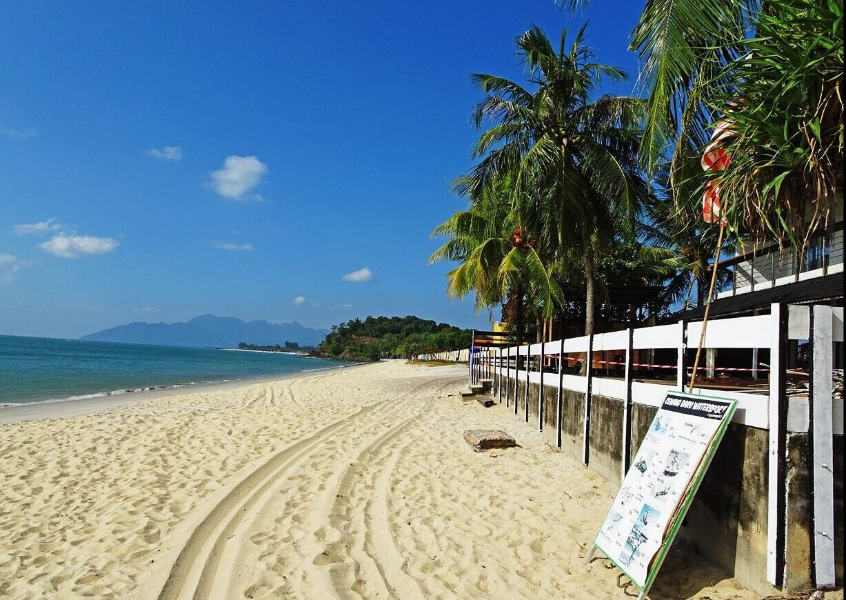 Pantai Tengah is a quieter alternative to Pantai Cenang, offering a long stretch of soft sand and calm, clear waters. Ideal for couples and families seeking privacy, this peaceful beach features nearby halal restaurants and relaxed resorts. A perfect spot to unwind on this Muslim friendly island.