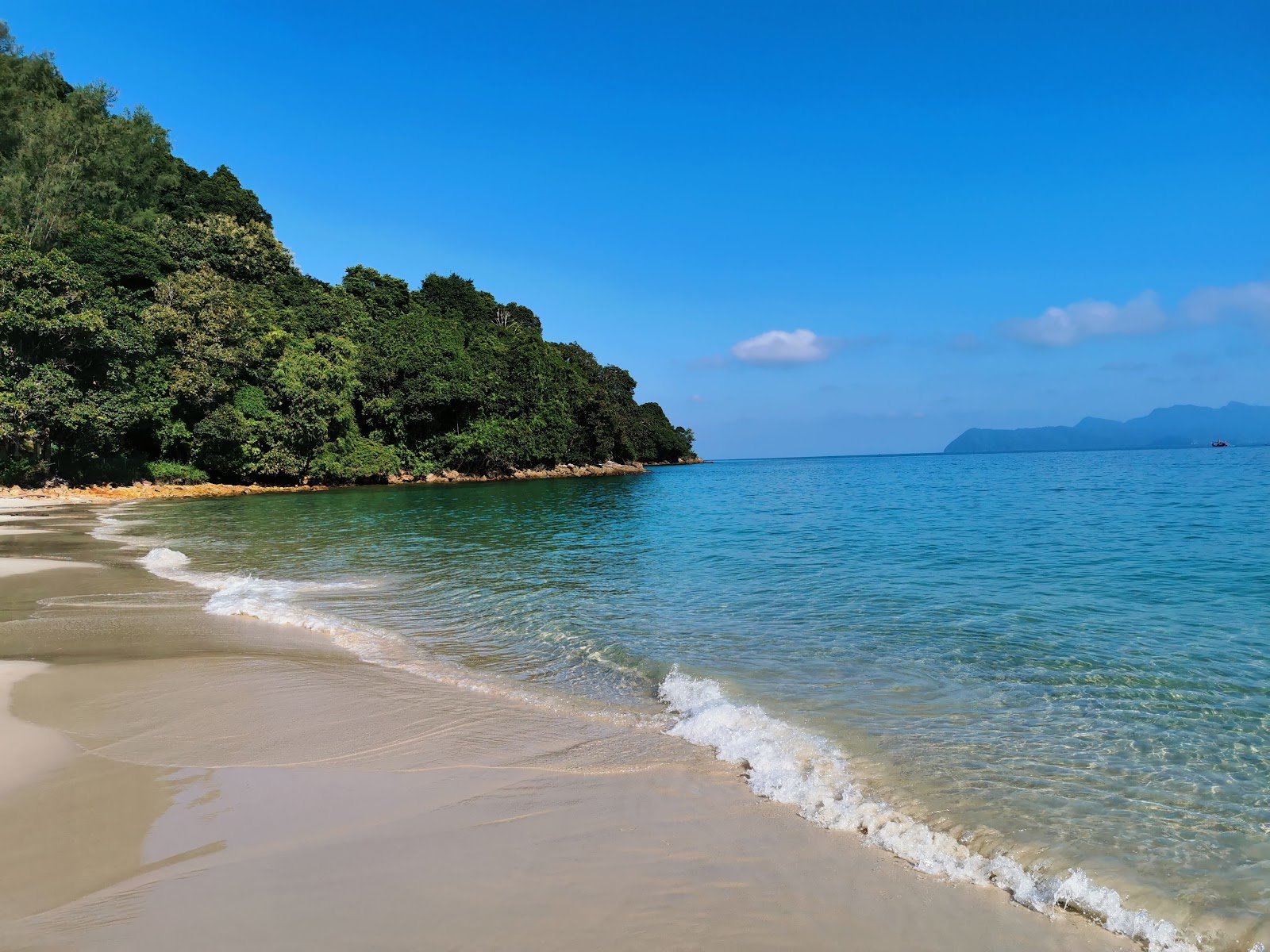 Discover Sandy Skulls Beach, a hidden gem on Langkawi known for its quiet atmosphere and untouched shoreline. Surrounded by lush greenery and clear waters, it’s perfect for travelers seeking privacy and tranquility away from the crowds. A peaceful beach escape on this Muslim friendly island.