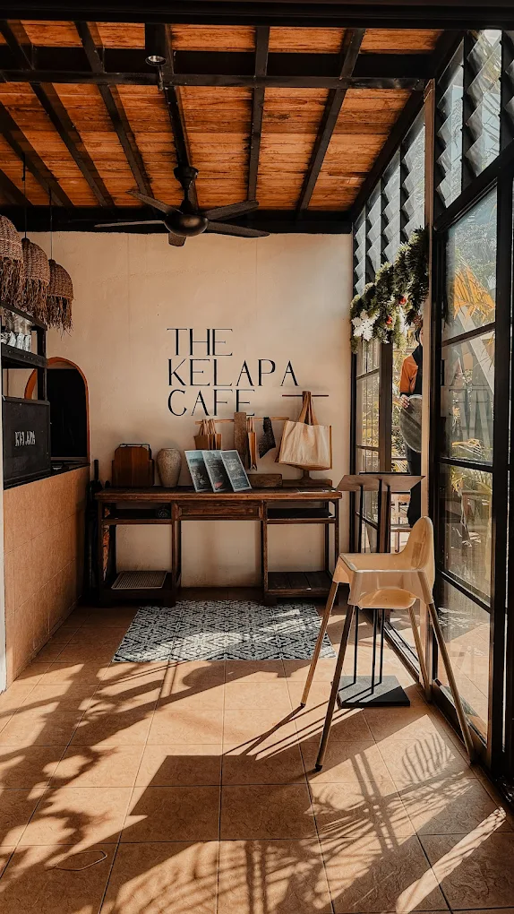 Langkawi offers plenty of great breakfast spots, from local kopitiams to beachfront cafés. Start your day with freshly made roti canai, nasi lemak, or a traditional Malaysian teh tarik at small local eateries. In popular areas like Pantai Cenang and Pantai Tengah, you’ll also find modern cafés serving smoothie bowls, eggs, and specialty coffee. Whether you prefer a local halal breakfast or a Western-style brunch, Langkawi has options for every traveler.