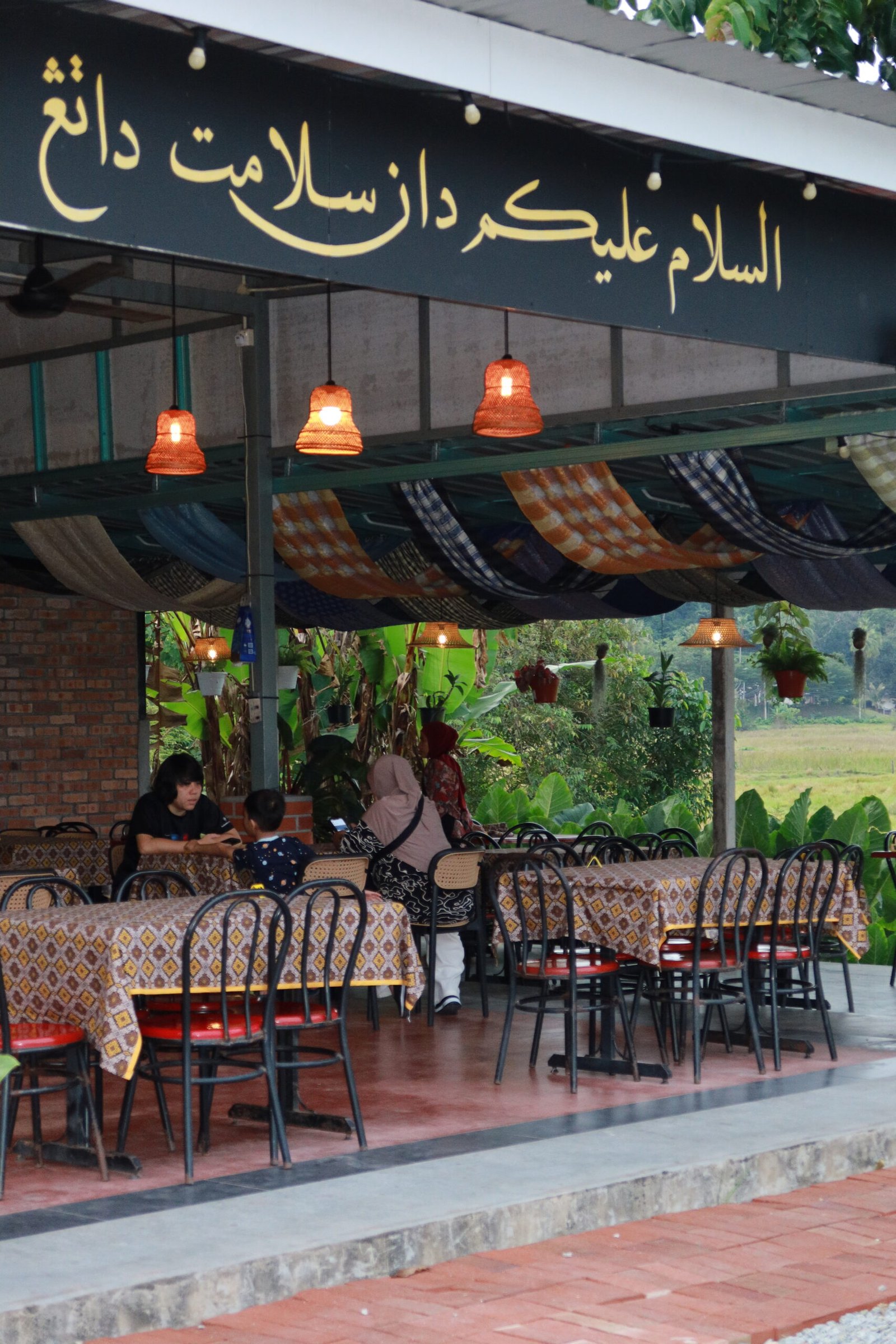 Langkawi offers a rich variety of local Malaysian flavors, with plenty of halal options across the island. Try Nasi Lemak, Malaysia’s national dish with coconut rice and sambal, or enjoy the island’s specialty Laksa Kedah, a flavorful rice noodle soup. Grilled Satay skewers and freshly made Roti Canai with curry are popular street food favorites. From beachfront cafés to local warungs, Langkawi’s food scene blends Malay, Indian, and Thai influences, making it a highlight of any Muslim friendly island getaway.