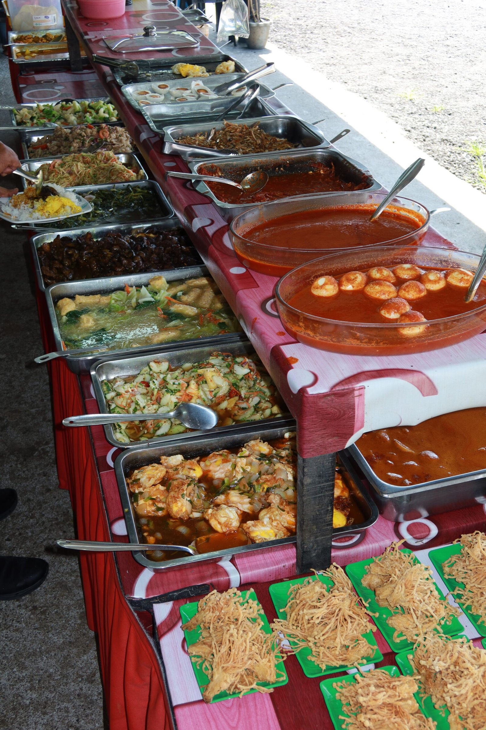 Langkawi offers a rich variety of local Malaysian flavors, with plenty of halal options across the island. Try Nasi Lemak, Malaysia’s national dish with coconut rice and sambal, or enjoy the island’s specialty Laksa Kedah, a flavorful rice noodle soup. Grilled Satay skewers and freshly made Roti Canai with curry are popular street food favorites. From beachfront cafés to local warungs, Langkawi’s food scene blends Malay, Indian, and Thai influences, making it a highlight of any Muslim friendly island getaway.