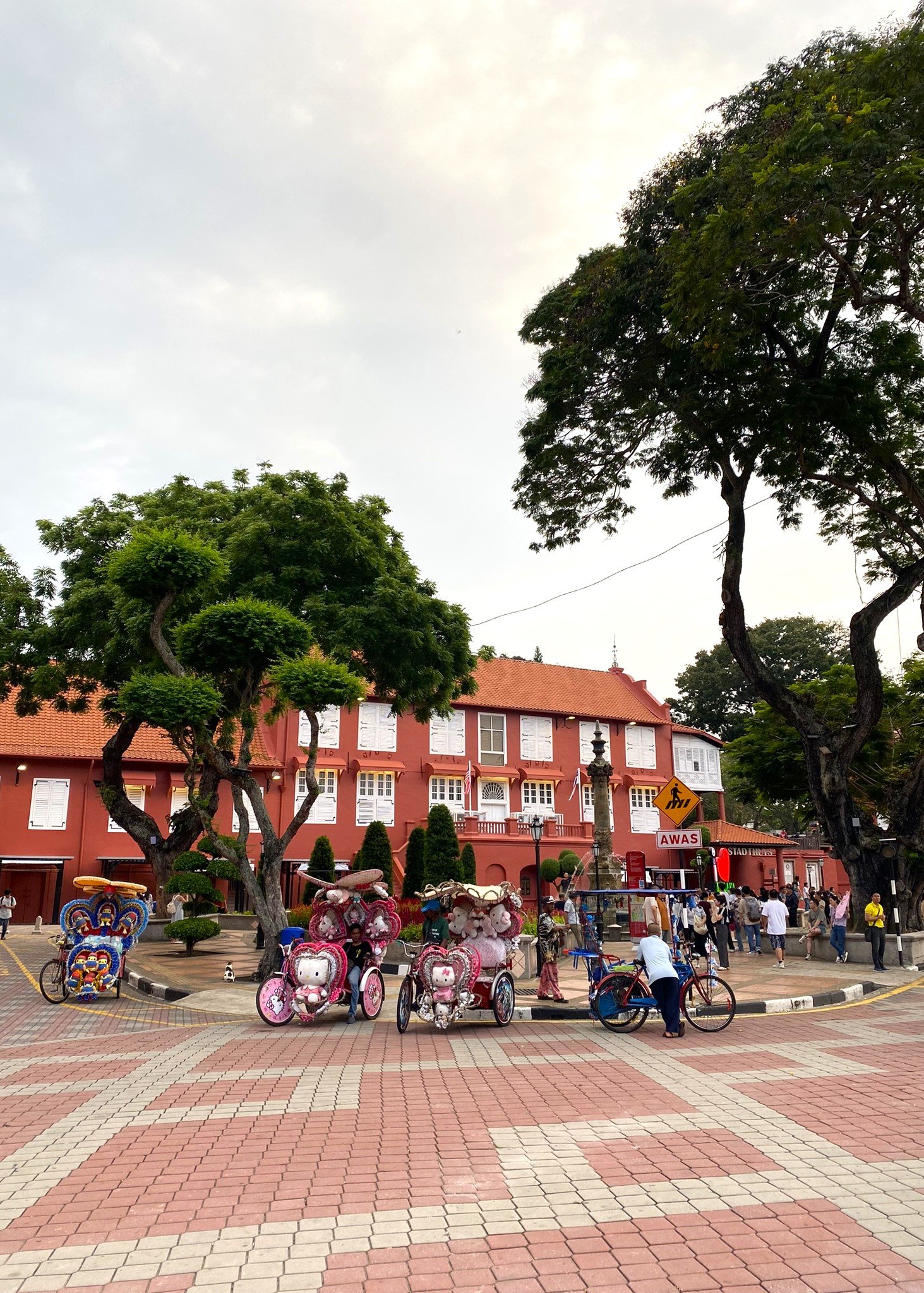 Dutch Square is one of Melaka’s most iconic landmarks, known for its red colonial buildings and rich history. Located in the heart of the UNESCO World Heritage area, it is home to the Stadthuys, Christ Church, and museums. Nearby, visitors can easily find halal restaurants and mosques, making Dutch Square a convenient and Muslim-friendly stop while exploring Melaka.