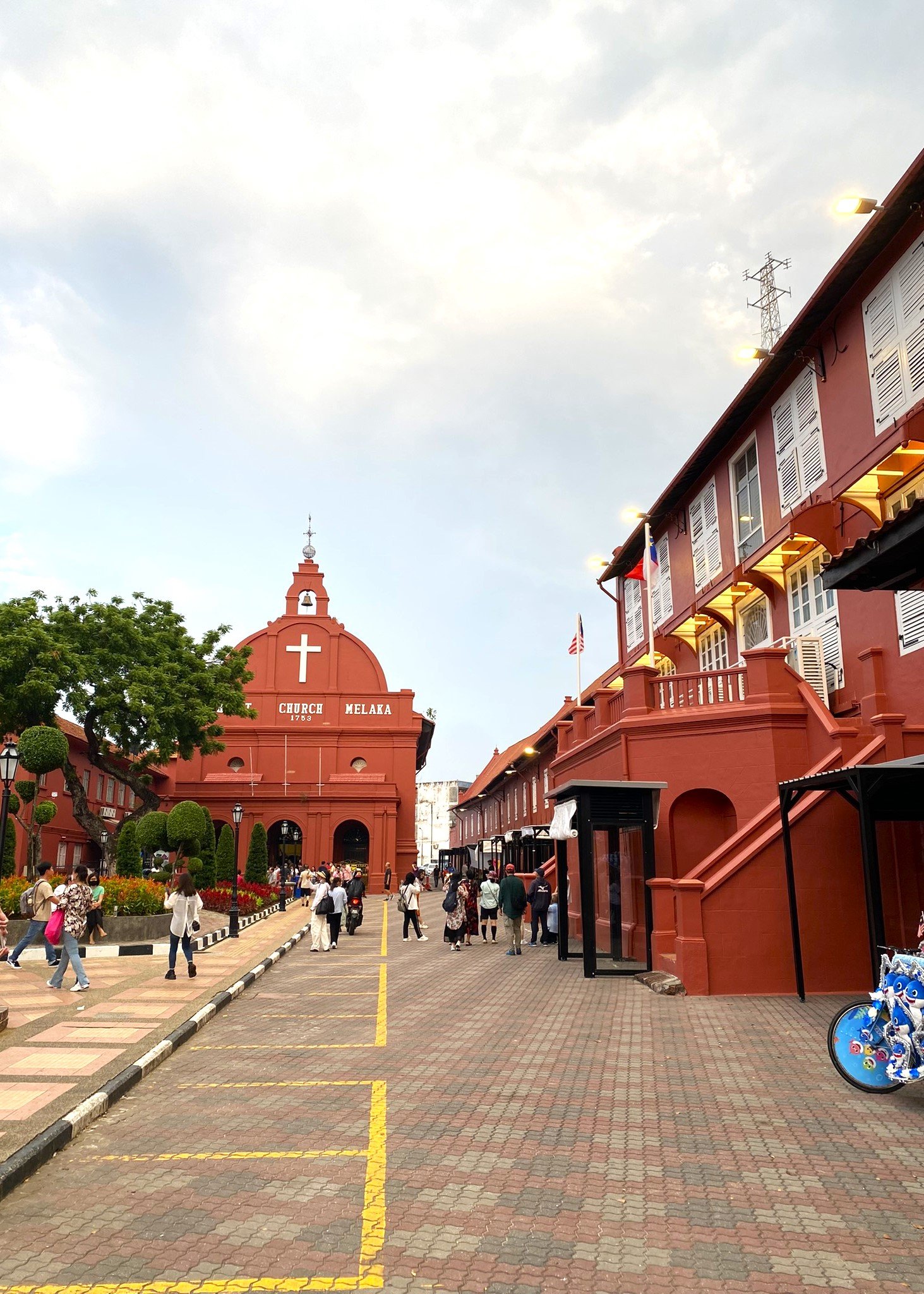 Dutch Square is one of Melaka’s most iconic landmarks, known for its red colonial buildings and rich history. Located in the heart of the UNESCO World Heritage area, it is home to the Stadthuys, Christ Church, and museums. Nearby, visitors can easily find halal restaurants and mosques, making Dutch Square a convenient and Muslim-friendly stop while exploring Melaka.