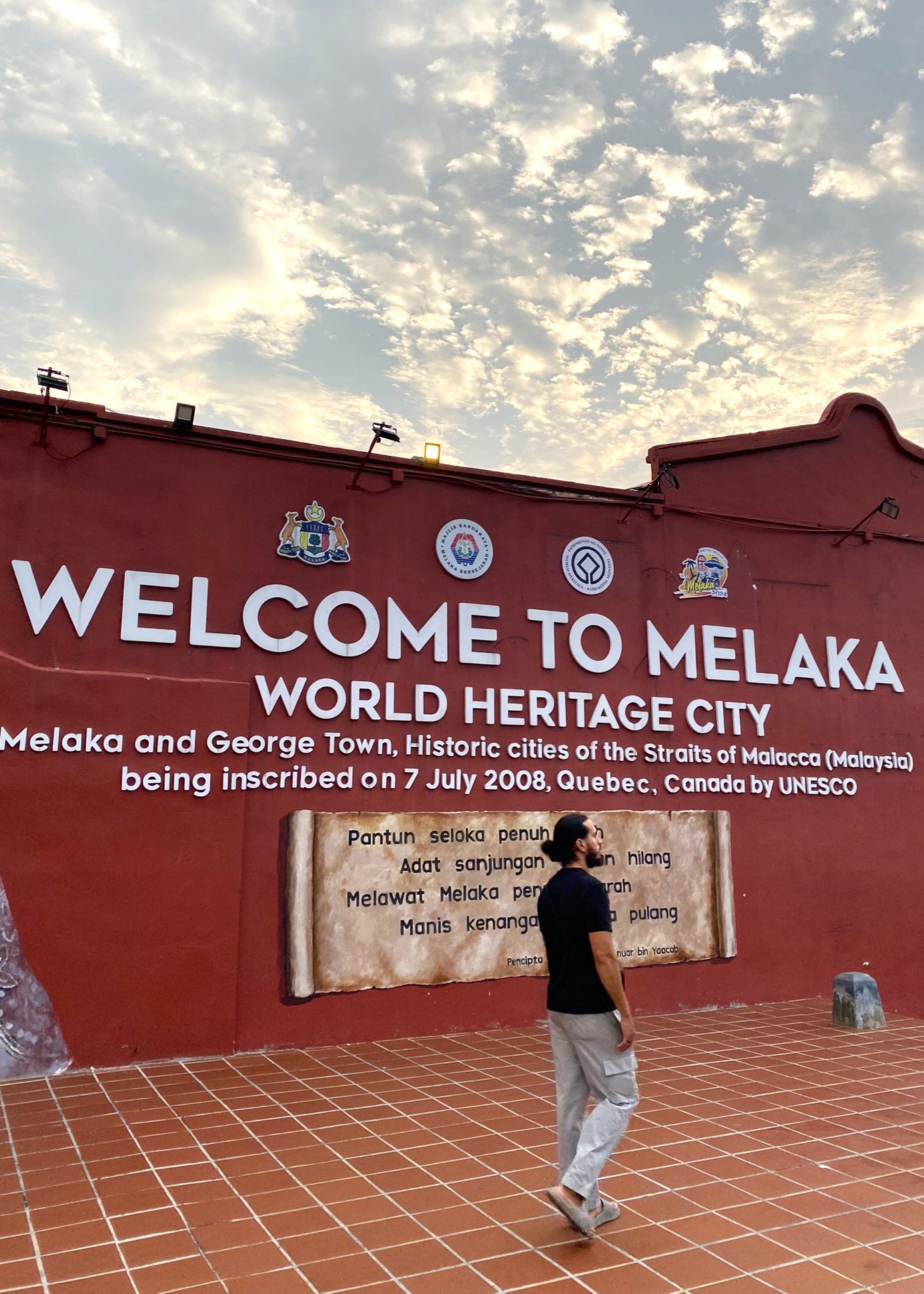 Melaka (Malacca) is a UNESCO World Heritage city in Malaysia, perfect for Muslim travelers. Explore historic sites like Jonker Street, A Famosa, and the Melaka River Cruise while enjoying easy access to halal food and Muslim-friendly hotels. Mosques such as Masjid Kampung Kling and Masjid Selat Melaka make Melaka an ideal destination for a cultural and halal-friendly city trip.