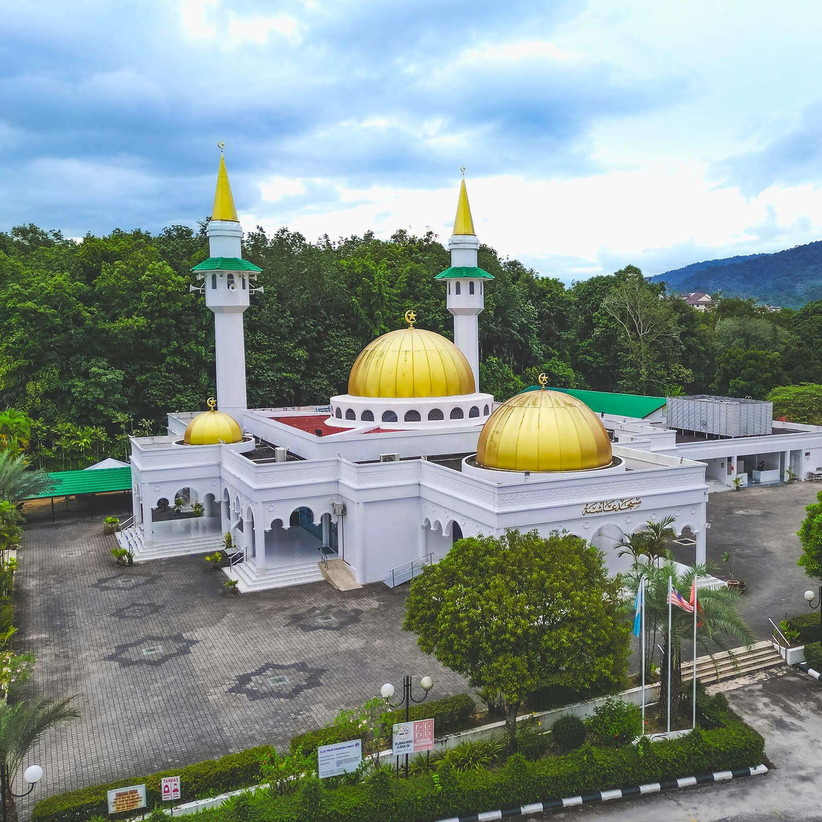 Masjid A’ishah in Langkawi is a small local mosque offering a quiet and welcoming place for prayer. Conveniently located for Muslim travelers, it’s an easy stop while exploring the island.