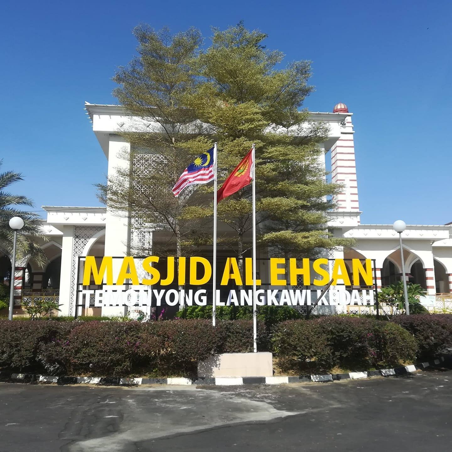 Masjid Al-Ehsan in Langkawi is a beautiful seaside mosque, popular for its calm atmosphere and scenic views. It offers easy access for Muslim travelers and is a peaceful stop for prayer near Pantai Cenang.
