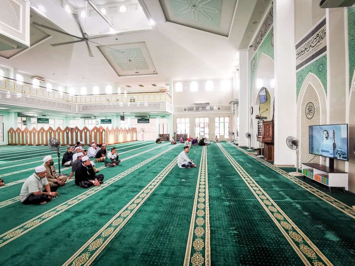 Masjid Al-Ehsan in Langkawi is a beautiful seaside mosque, popular for its calm atmosphere and scenic views. It offers easy access for Muslim travelers and is a peaceful stop for prayer near Pantai Cenang.