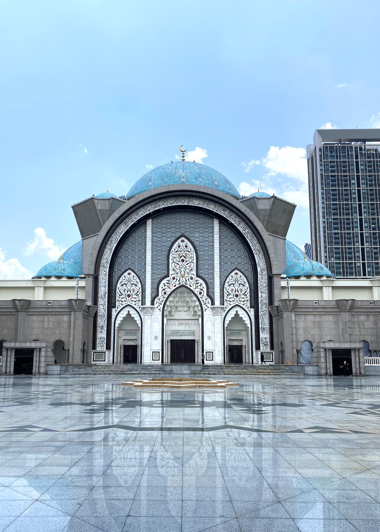 Masjid Wilayah Persekutuan, also known as the Federal Territory Mosque, is a stunning architectural masterpiece in Kuala Lumpur, inspired by Ottoman and traditional Malay styles. With its turquoise domes, grand courtyards and peaceful prayer halls, it offers a calm and spiritual experience away from the city crowds. Muslim travellers can join guided tours, admire intricate details and enjoy quiet moments of worship. The mosque is located near Publika and can easily be reached by Grab, making it a beautiful cultural stop for anyone exploring KL.