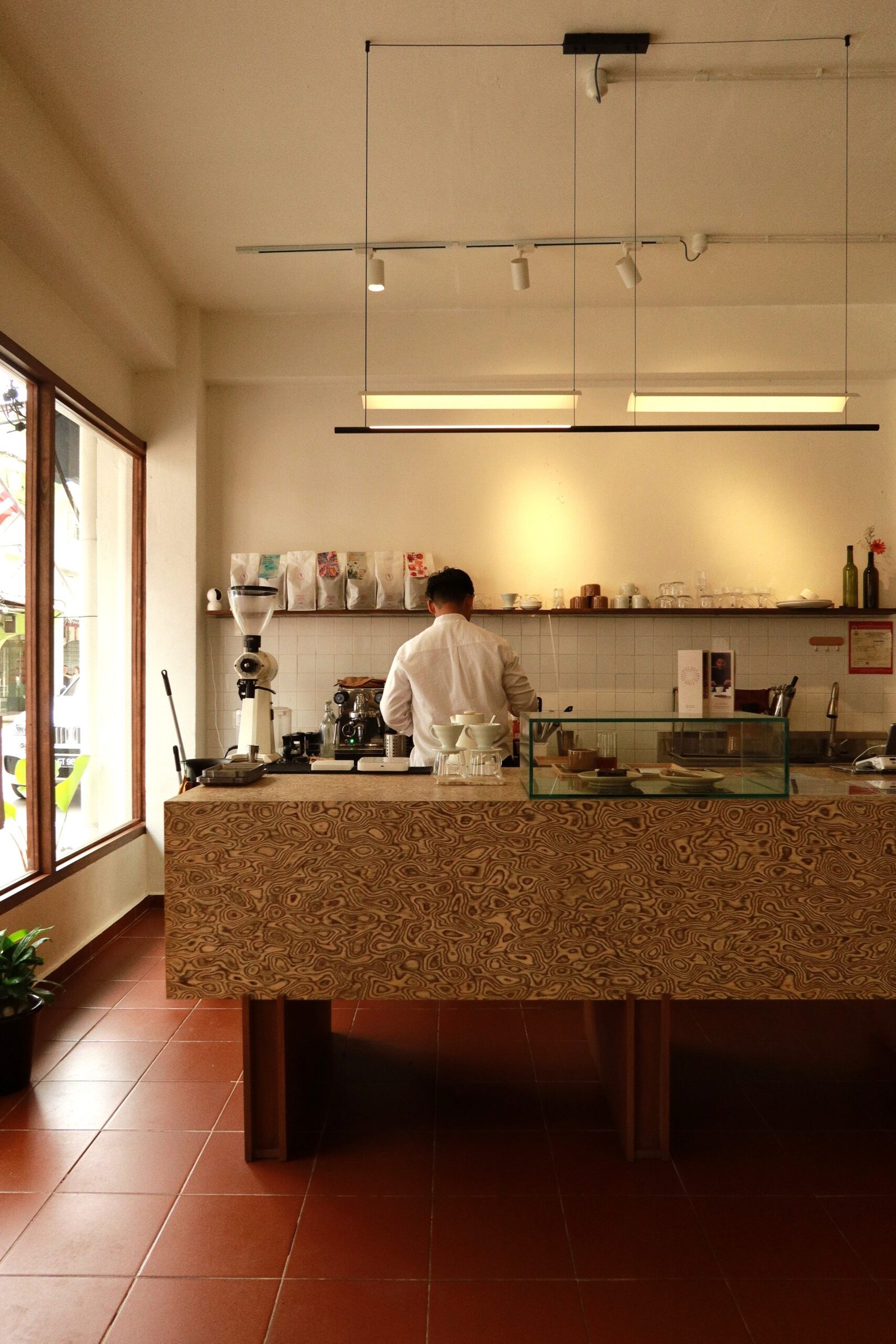 Malacca offers excellent halal breakfast and coffee spots across the city. Start your morning with nasi lemak, roti canai, or mee goreng at local kopitiams, where traditional Malaysian kopi and teh tarik are served fresh. Around Jonker Street and the heritage area near Dutch Square, you’ll also find modern cafés offering specialty coffee, pastries, and Western-style breakfast options. With many halal-certified and Muslim-friendly venues, Malacca is perfect for a relaxed breakfast or coffee break during your city stay.