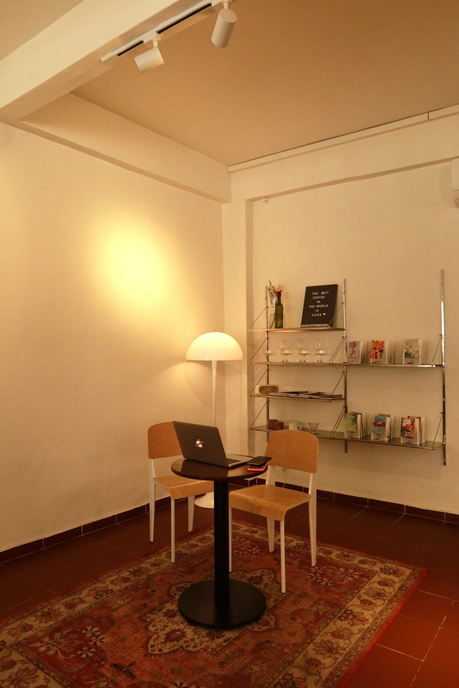 Malacca offers excellent halal breakfast and coffee spots across the city. Start your morning with nasi lemak, roti canai, or mee goreng at local kopitiams, where traditional Malaysian kopi and teh tarik are served fresh. Around Jonker Street and the heritage area near Dutch Square, you’ll also find modern cafés offering specialty coffee, pastries, and Western-style breakfast options. With many halal-certified and Muslim-friendly venues, Malacca is perfect for a relaxed breakfast or coffee break during your city stay.