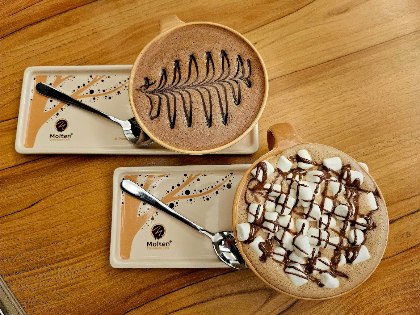 Malacca offers plenty of Muslim-friendly dessert options throughout the city. You can enjoy refreshing cendol with gula melaka, ais kacang topped with colorful syrups, or traditional local kuih made with coconut and pandan. Around Jonker Street and along the Malacca River, you’ll find halal cafés and dessert spots serving cakes, waffles, pastries, and ice cream. Whether you prefer traditional Malaysian sweets or modern café desserts, Malacca has plenty of halal-friendly choices.