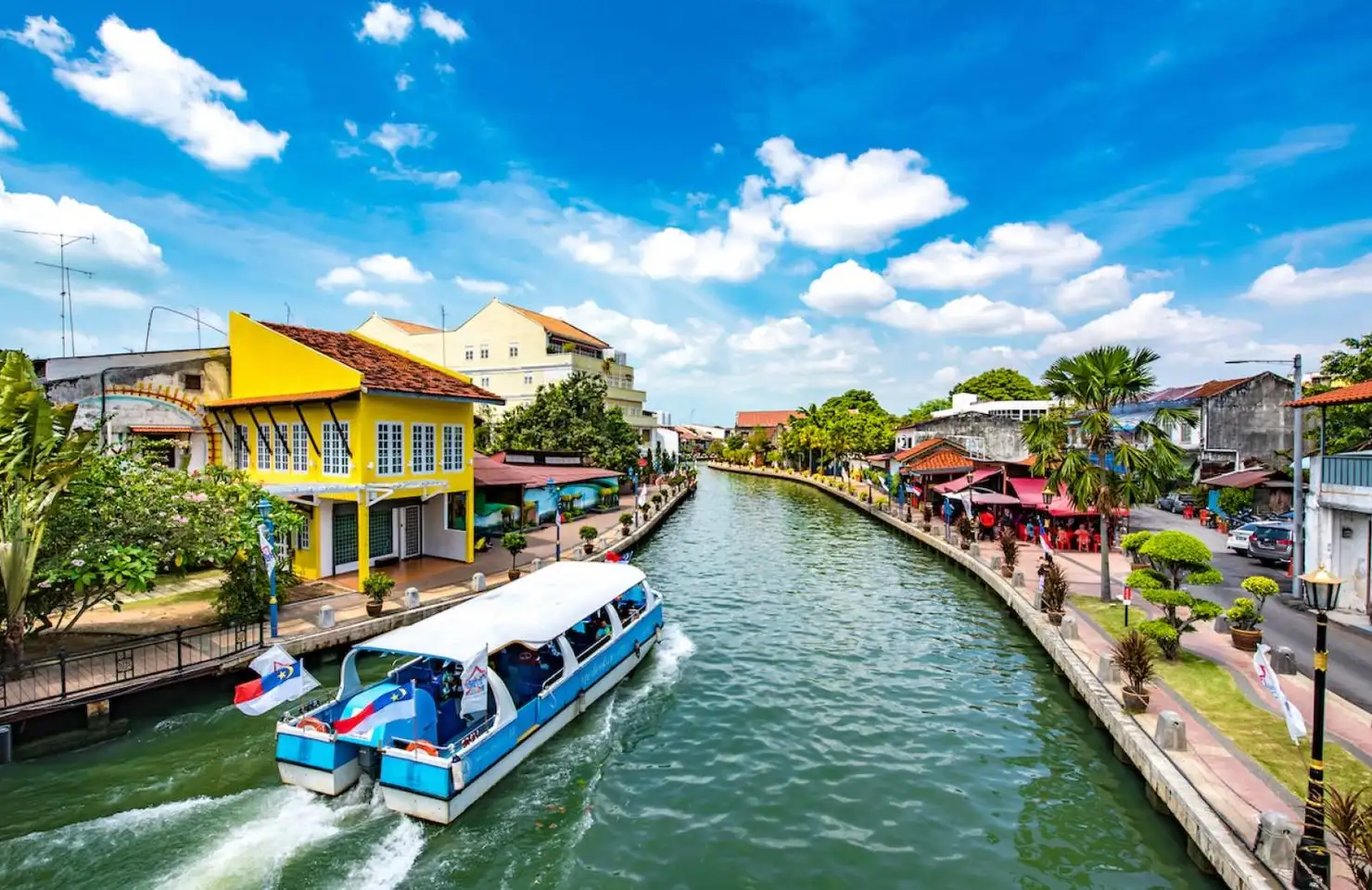 The Melaka River Cruise offers a relaxing way to explore the city’s historic waterfront and colorful murals. Sailing through the UNESCO Heritage area, the cruise provides scenic views of Melaka’s landmarks. Halal restaurants and mosques are easily accessible near the river, making it a Muslim-friendly activity for visitors.