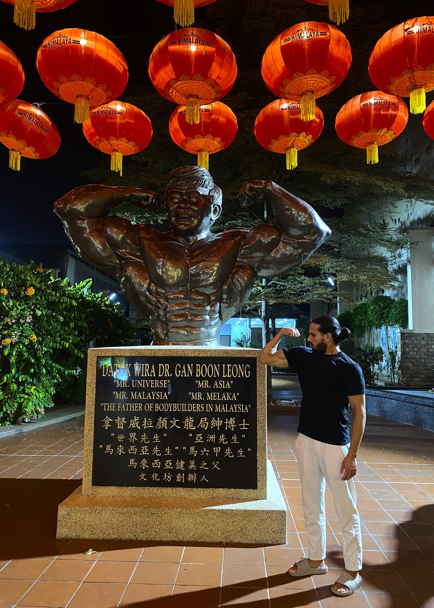 Melaka (Malacca) is a UNESCO World Heritage city in Malaysia, perfect for Muslim travelers. Explore historic sites like Jonker Street, A Famosa, and the Melaka River Cruise while enjoying easy access to halal food and Muslim-friendly hotels. Mosques such as Masjid Kampung Kling and Masjid Selat Melaka make Melaka an ideal destination for a cultural and halal-friendly city trip.