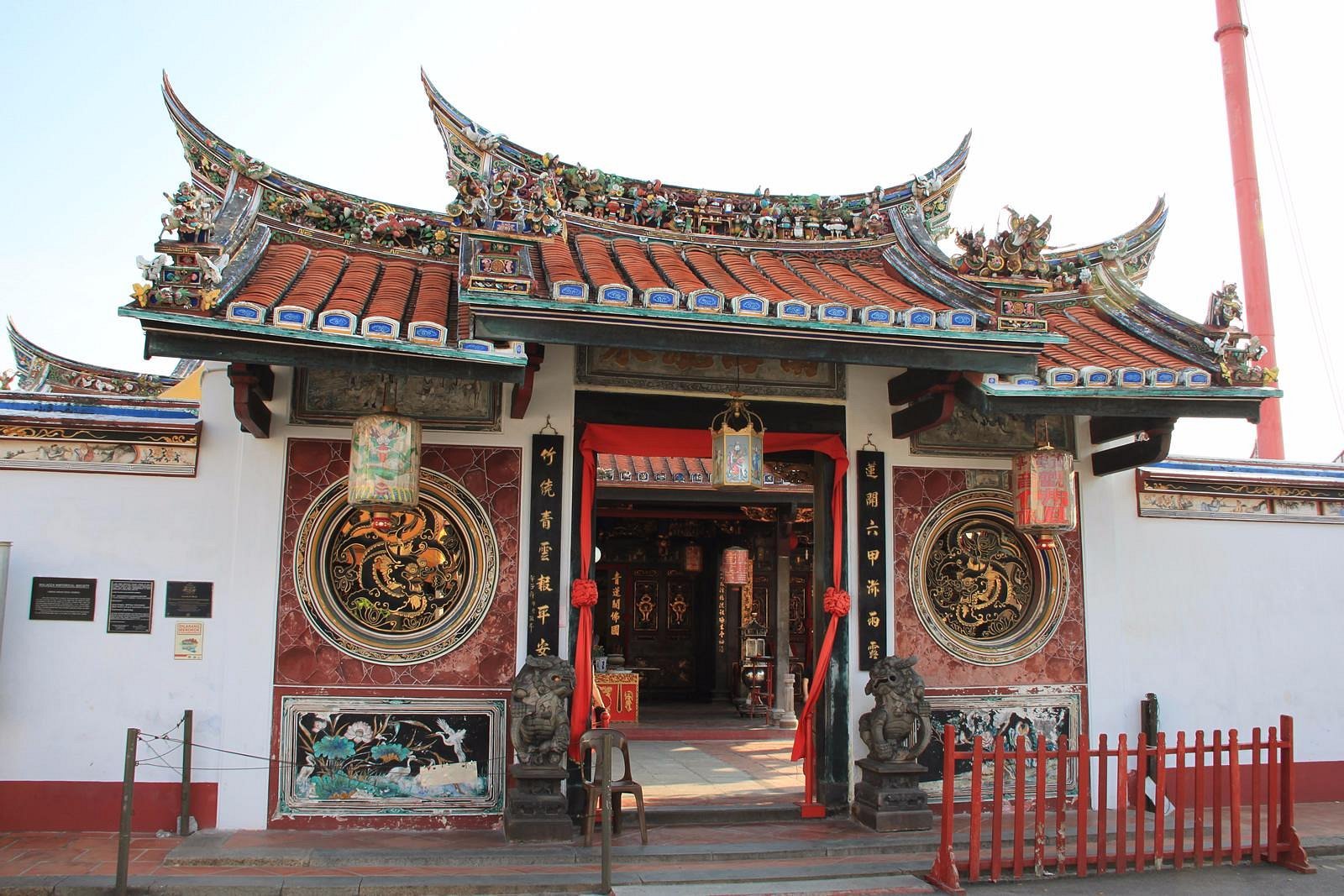 Melaka (Malacca) is a UNESCO World Heritage city in Malaysia, perfect for Muslim travelers. Explore historic sites like Jonker Street, A Famosa, and the Melaka River Cruise while enjoying easy access to halal food and Muslim-friendly hotels. Mosques such as Masjid Kampung Kling and Masjid Selat Melaka make Melaka an ideal destination for a cultural and halal-friendly city trip.