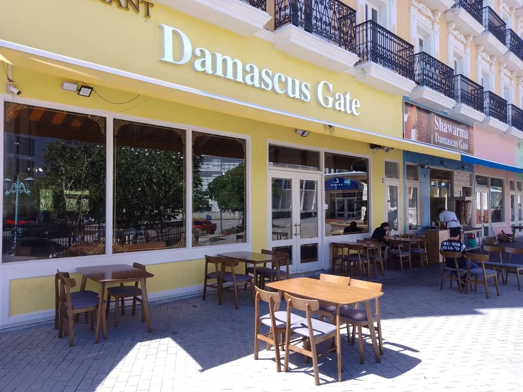 Malacca offers a wide selection of Western cuisine, from casual cafés to upscale restaurants. Visitors can enjoy steaks, grilled chicken, burgers, pasta, and seafood dishes throughout the city. Many Western restaurants are located near Jonker Street and along the scenic Malacca River, offering relaxed dining with heritage views. Halal and pork-free options are widely available, making Western dining in Malacca convenient for Muslim travelers.