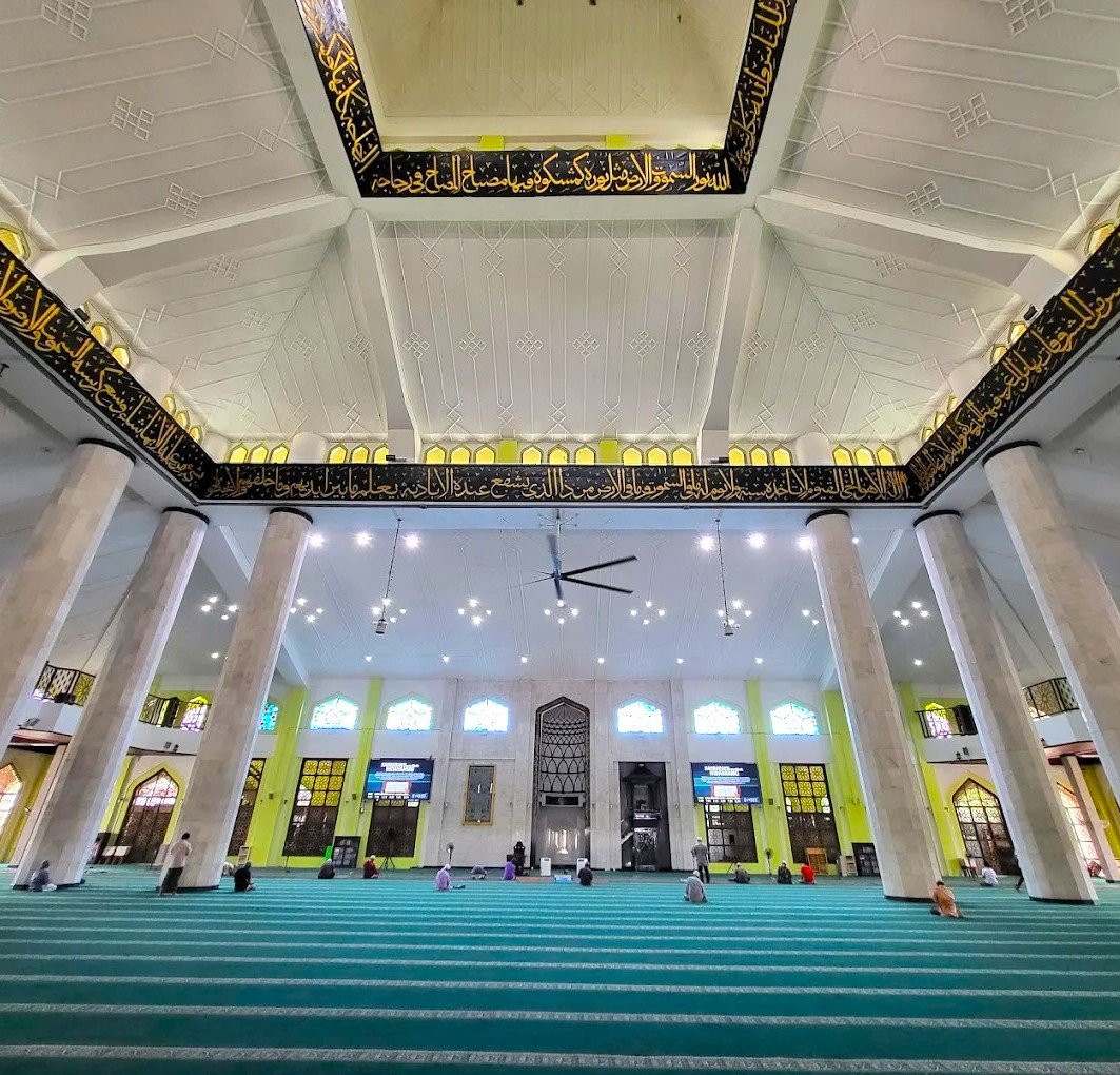 Masjid Al-Azim is the state mosque of Malacca and one of the largest mosques in the region. Located in Bukit Palah, it features impressive domes, spacious prayer halls, and beautiful Islamic architecture. The mosque accommodates thousands of worshippers and offers full prayer facilities for visitors. Its grand design and peaceful surroundings make Masjid Al-Azim an important religious landmark and a meaningful stop for Muslim travelers visiting Malacca.