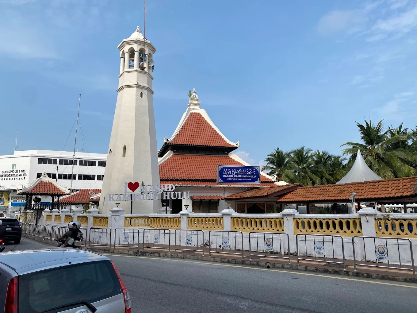 Malacca is home to several historic kampung mosques that reflect the city’s rich Islamic heritage. One of the most famous is Masjid Kampung Kling, known for its unique blend of Malay, Chinese, and Hindu architectural influences. Another important landmark is Masjid Kampung Hulu, one of the oldest functioning mosques in Malaysia. These traditional village (kampung) mosques feature distinctive tiered roofs instead of domes, showcasing Malacca’s multicultural history and making them meaningful stops for Muslim travelers.